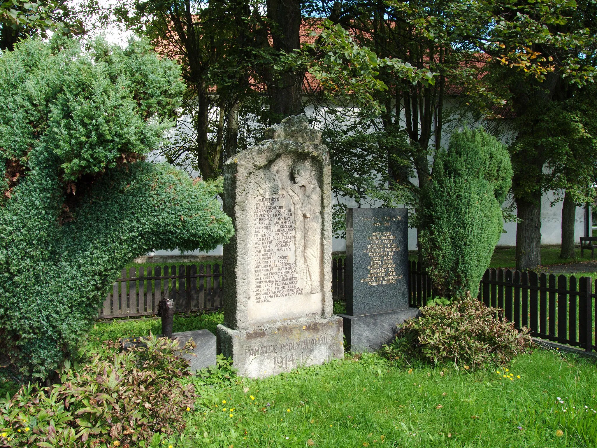 Photo showing: Memorial to those killed in the world wars in the village of Ratibořské Hory, Tábor District, Czech Republic