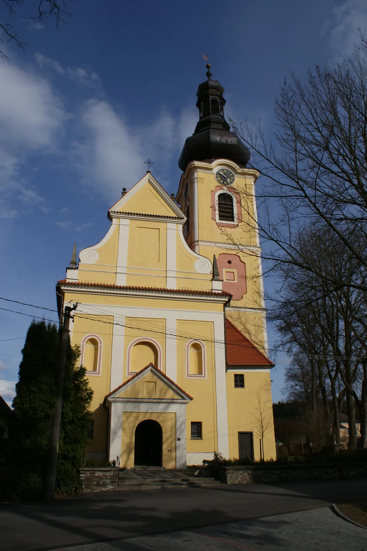 Photo showing: Průčelí kostela Nejsvětější Trojice v Chýnově.