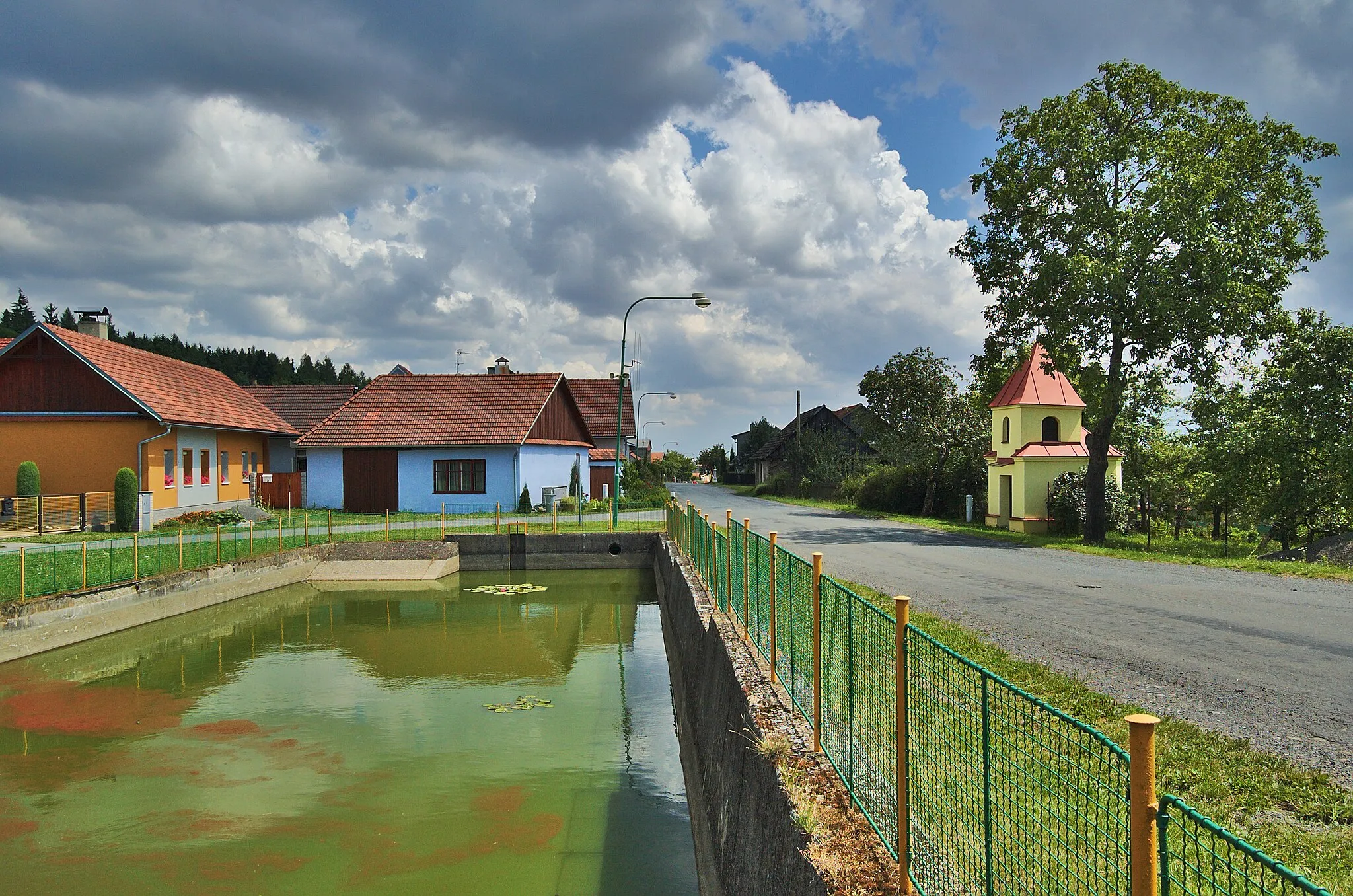 Photo showing: Hasičská nádrž ve vesnici, Labutice, Suchdol, okres Prostějov