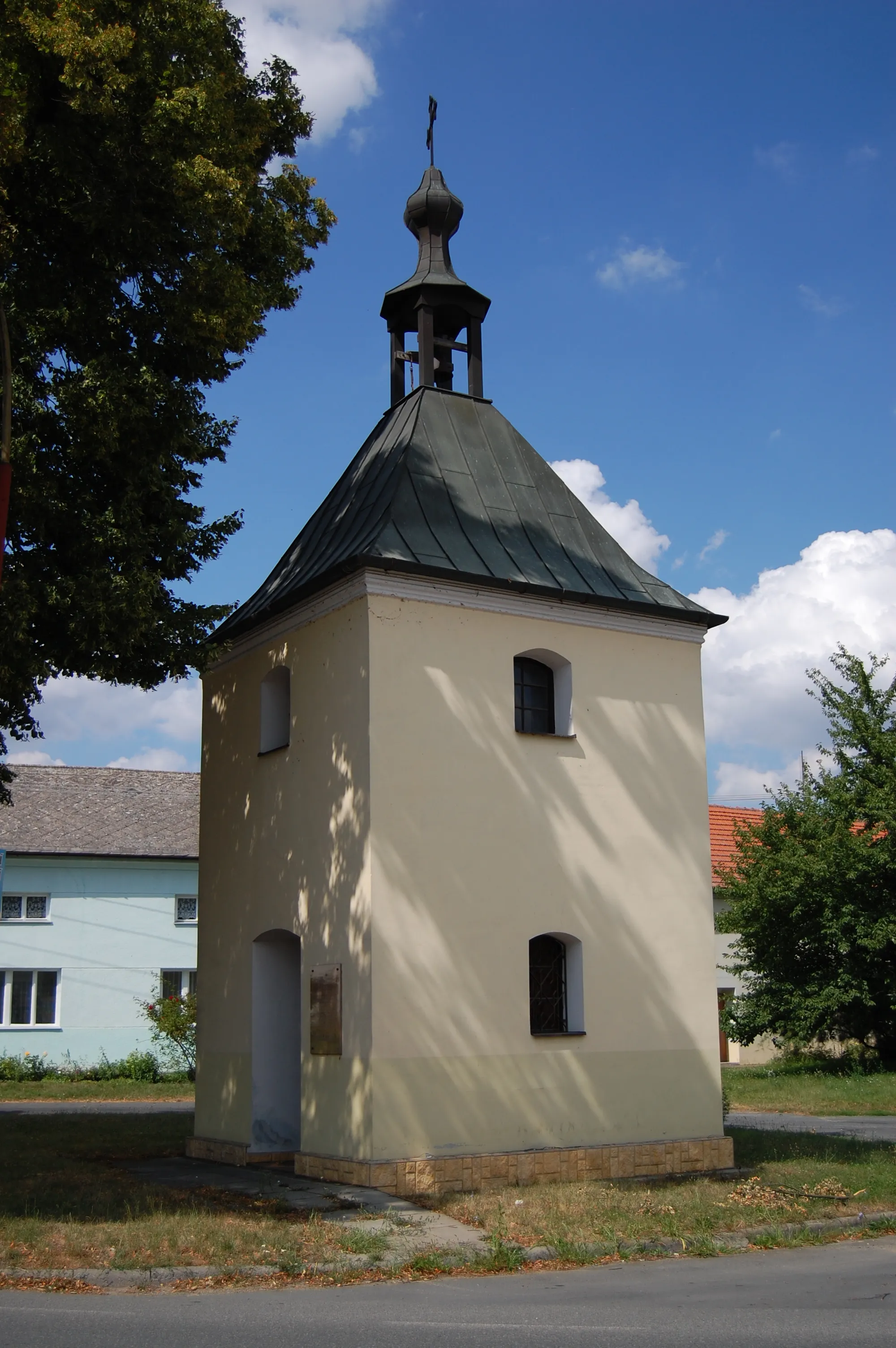 Photo showing: Kaplička na návsi ve Stichovicích, západní části obce Mostkovice, okres Prostějov
