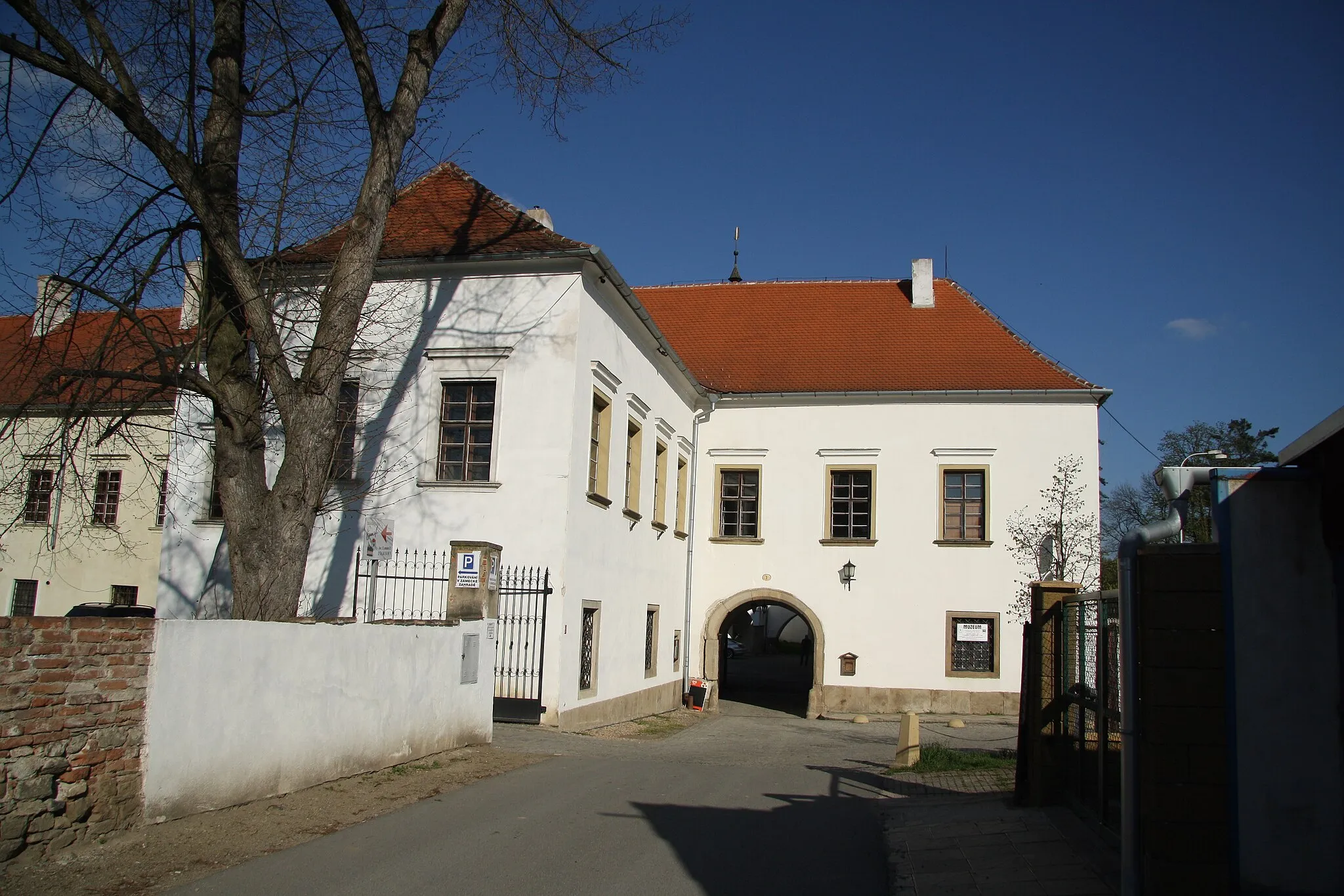 Photo showing: Front view of Oslavany castle in Oslavany, Brno-Country district.