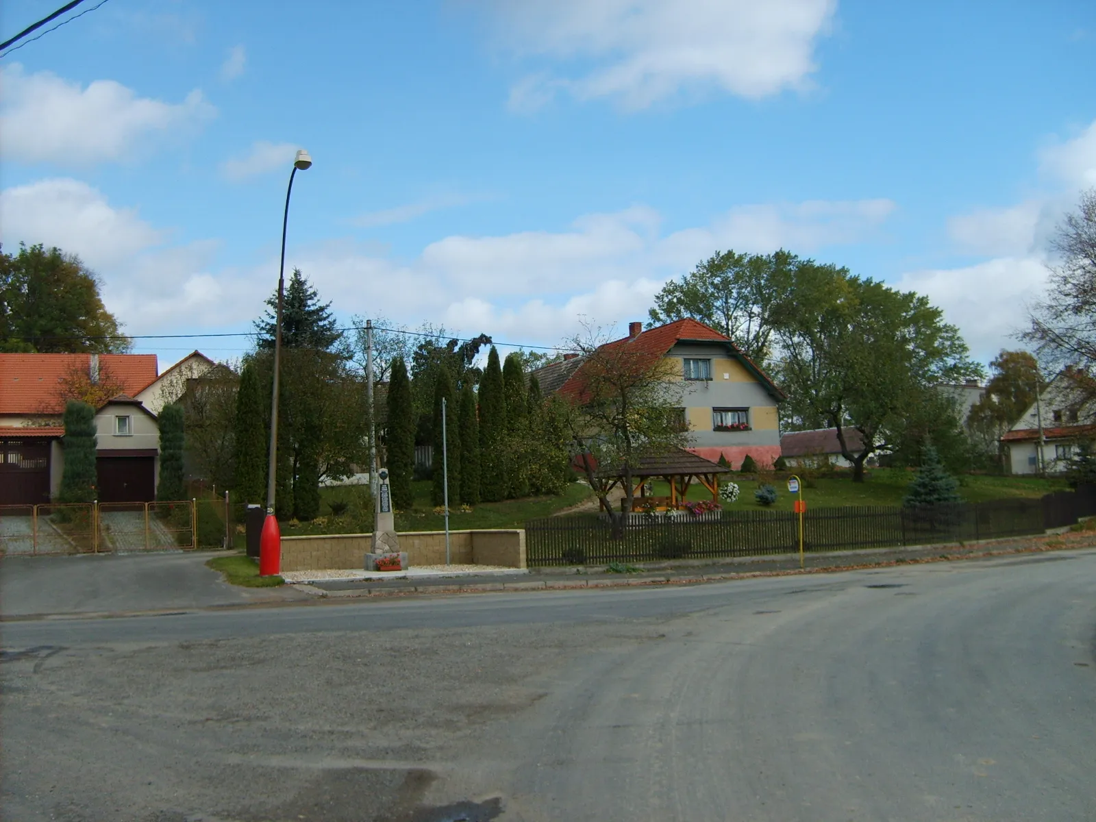 Photo showing: Bus stop and monument in Studený.