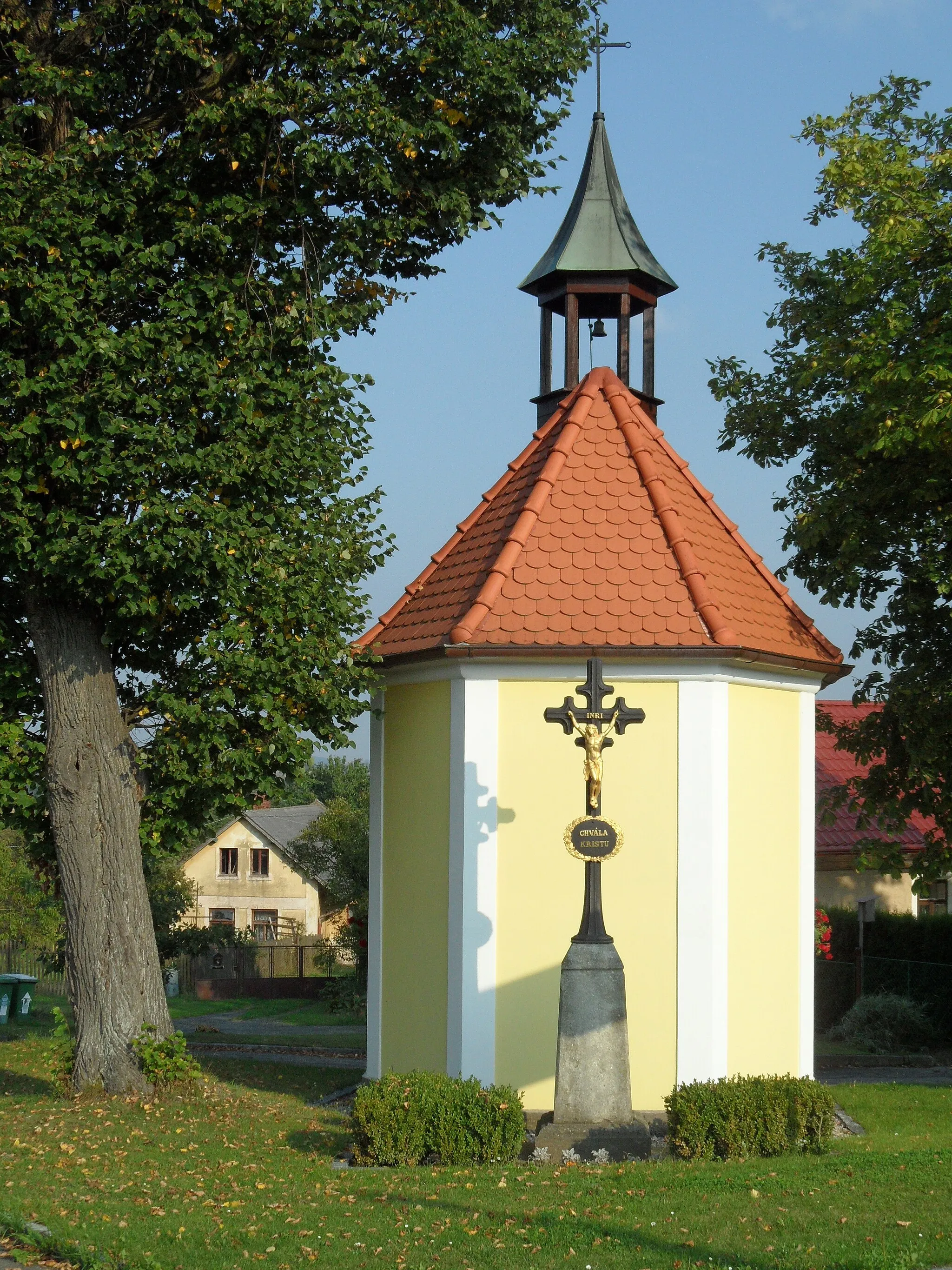 Photo showing: Jiřice (Řendějov) E. Chapel: View from Main Road, Kutná Hora District, the Czech Republic.