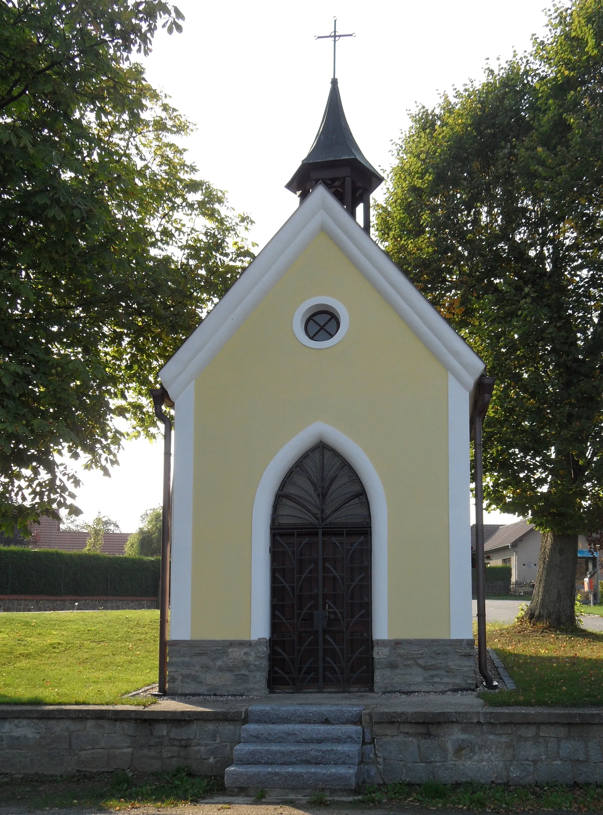 Photo showing: Jiřice (Řendějov) G. Chapel: Front View, Kutná Hora District, the Czech Republic.