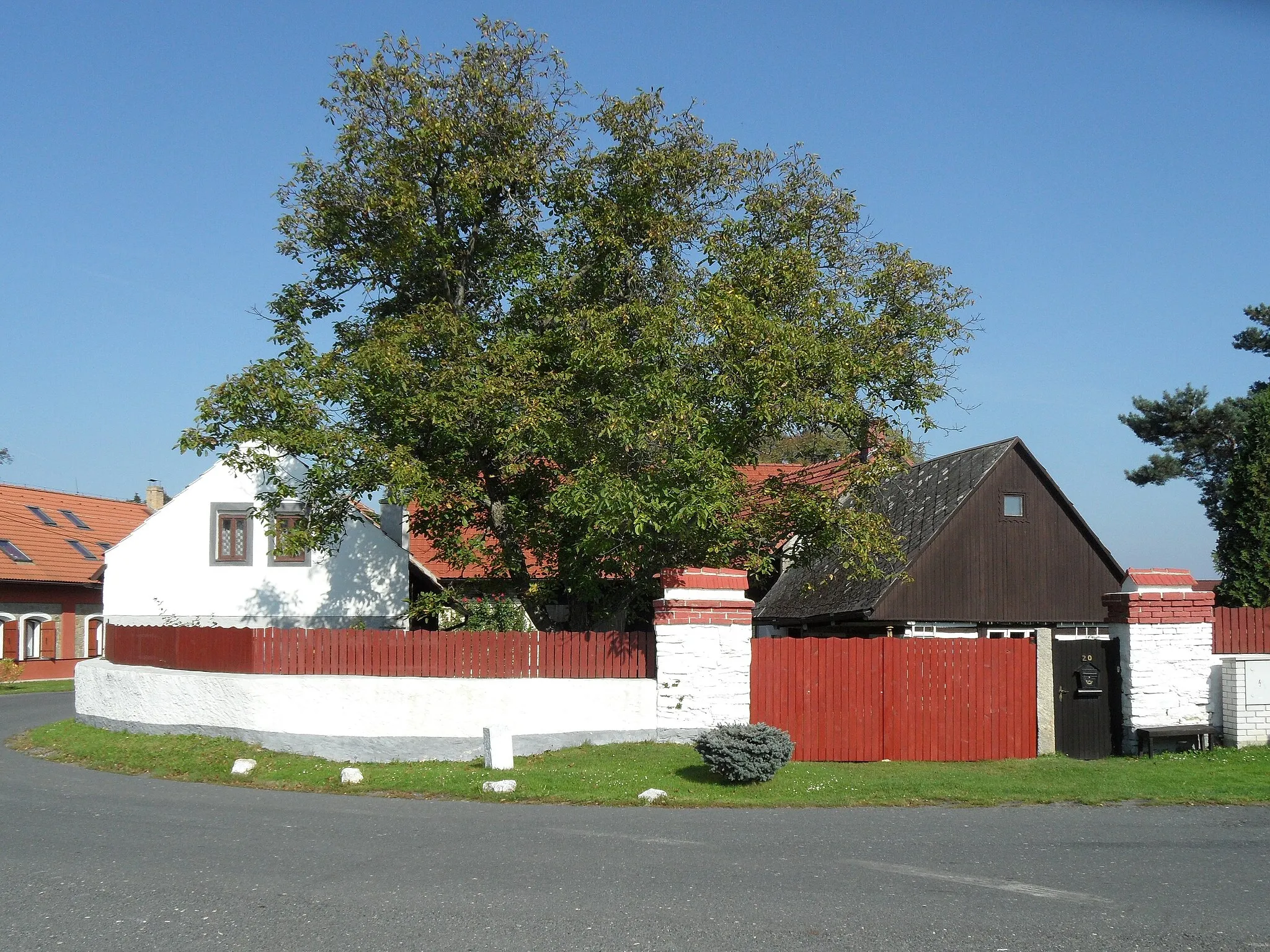 Photo showing: Přibyslavice (Vlkaneč) D. Houses at Bend, Kutná Hora District, the Czech Republic.