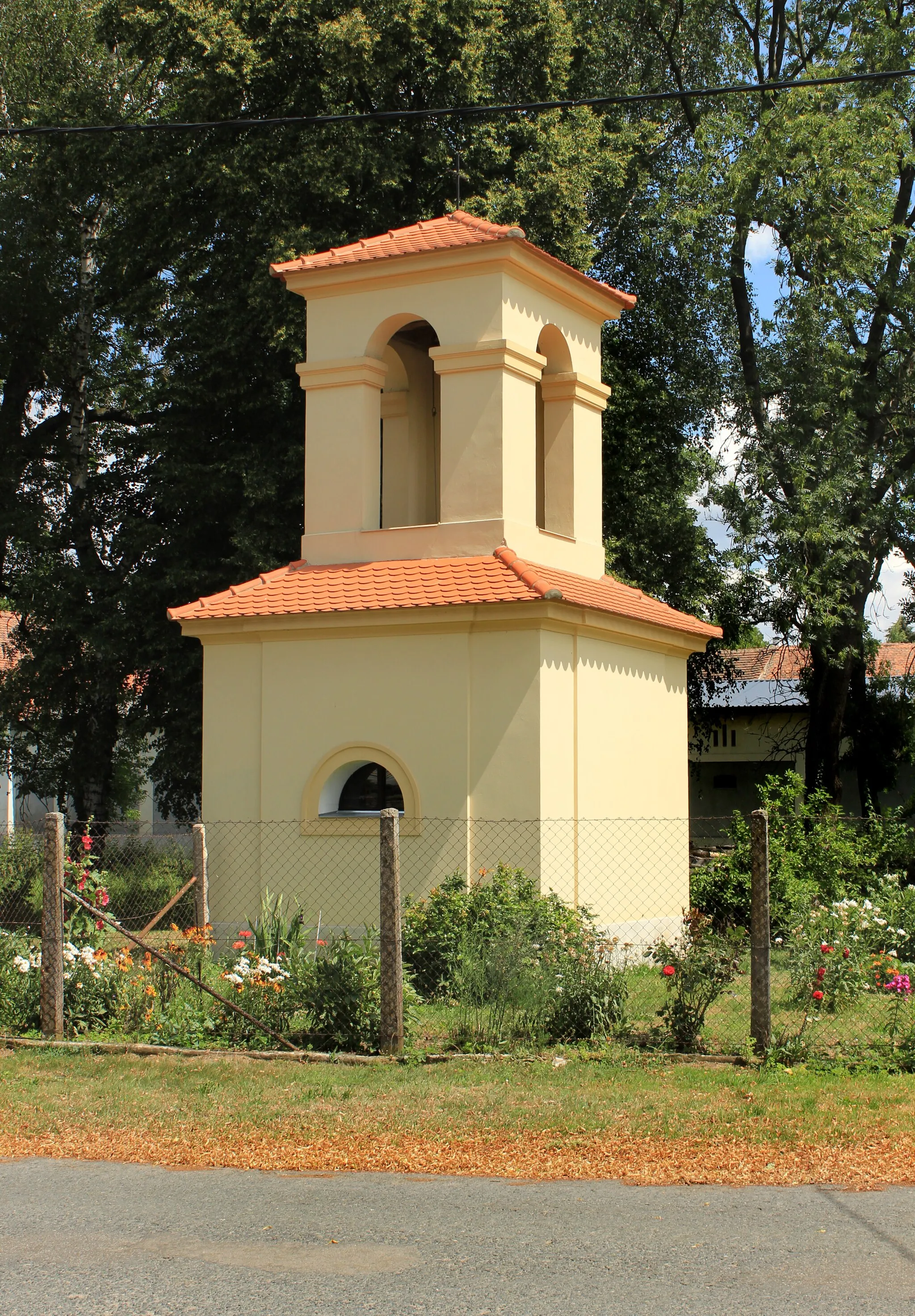 Photo showing: Small chapel in Drobovice, Czech Republic.