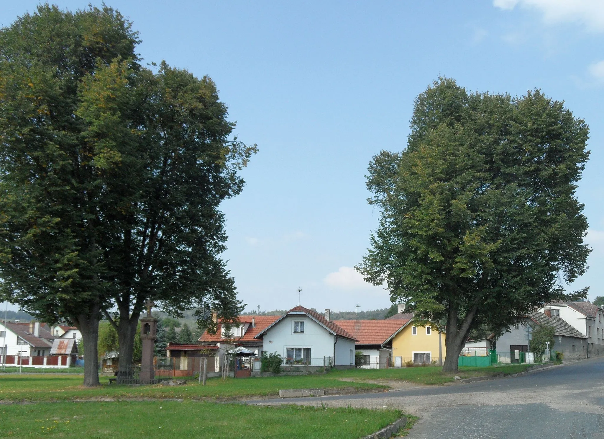 Photo showing: Chabeřice E. Houses at Village Square, Kutná Hora District, the Czech Republic.