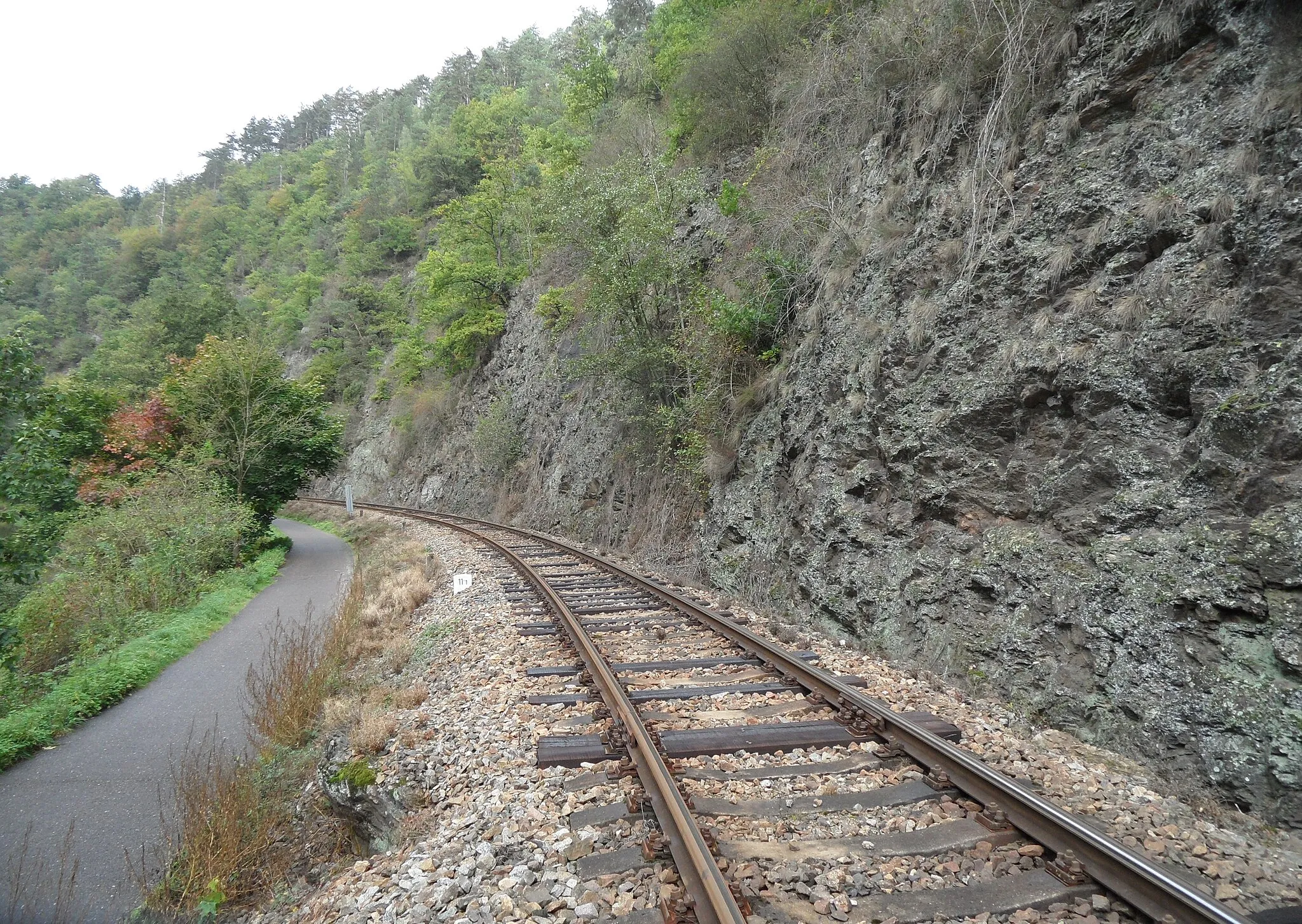 Photo showing: Chabeřické Rocks D. Railway line 212: Čerčany – Světlá nad Sázavou under Chabeřické Rocks (at the Left Minor Road from Chabeřický Watermill to Zruč nad Sázavou), Kutná Hora District, the Czech Republic.