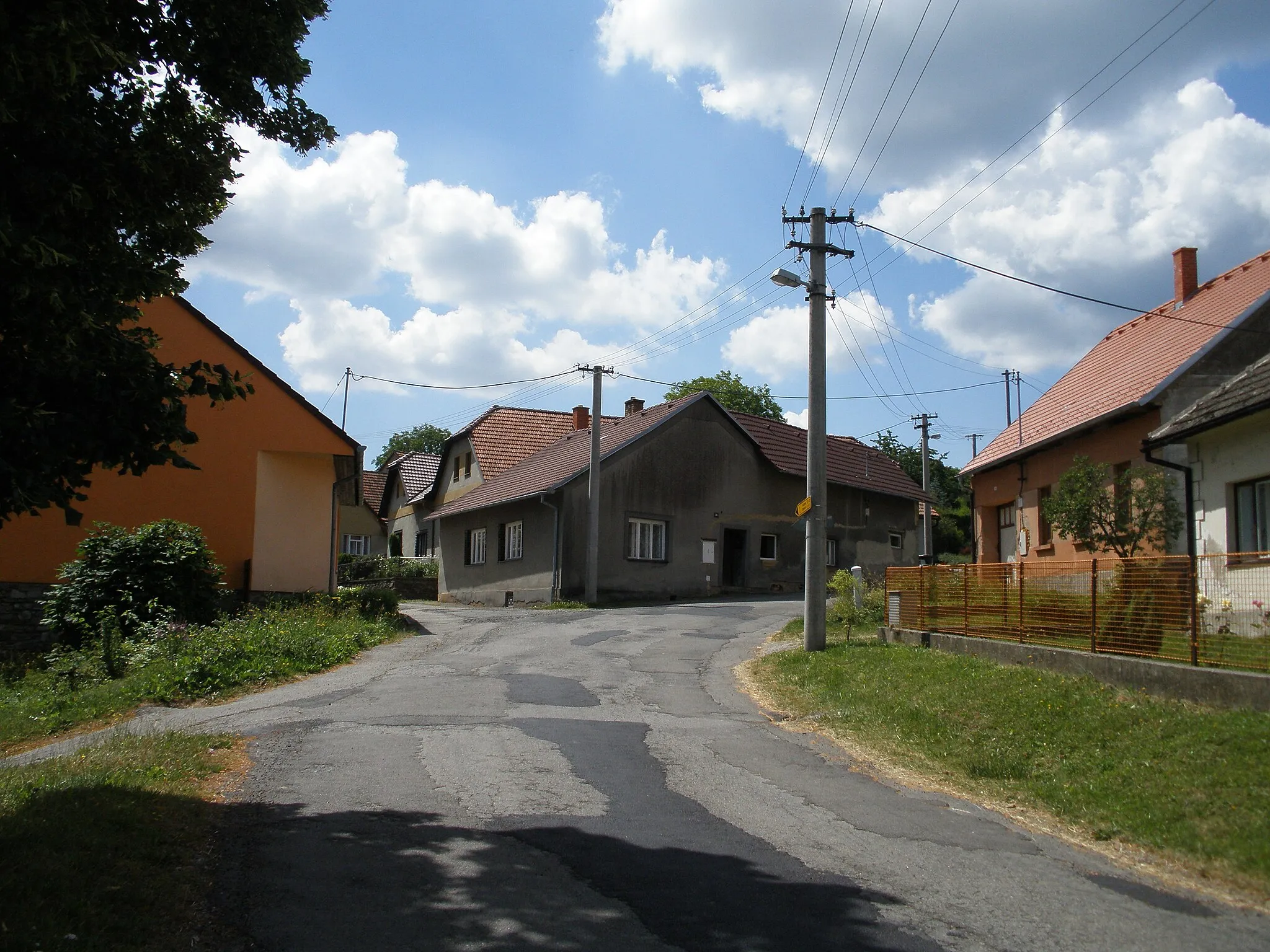 Photo showing: Tasovice, ulice u kaple