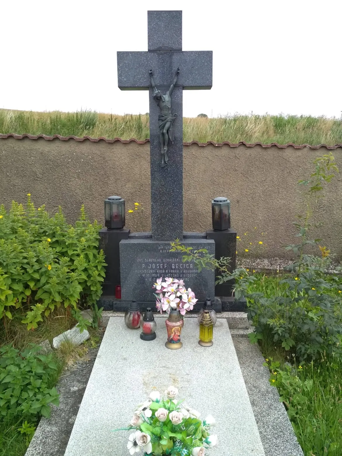 Photo showing: The grave of Roubanina parish priest and healer Josef Bečica