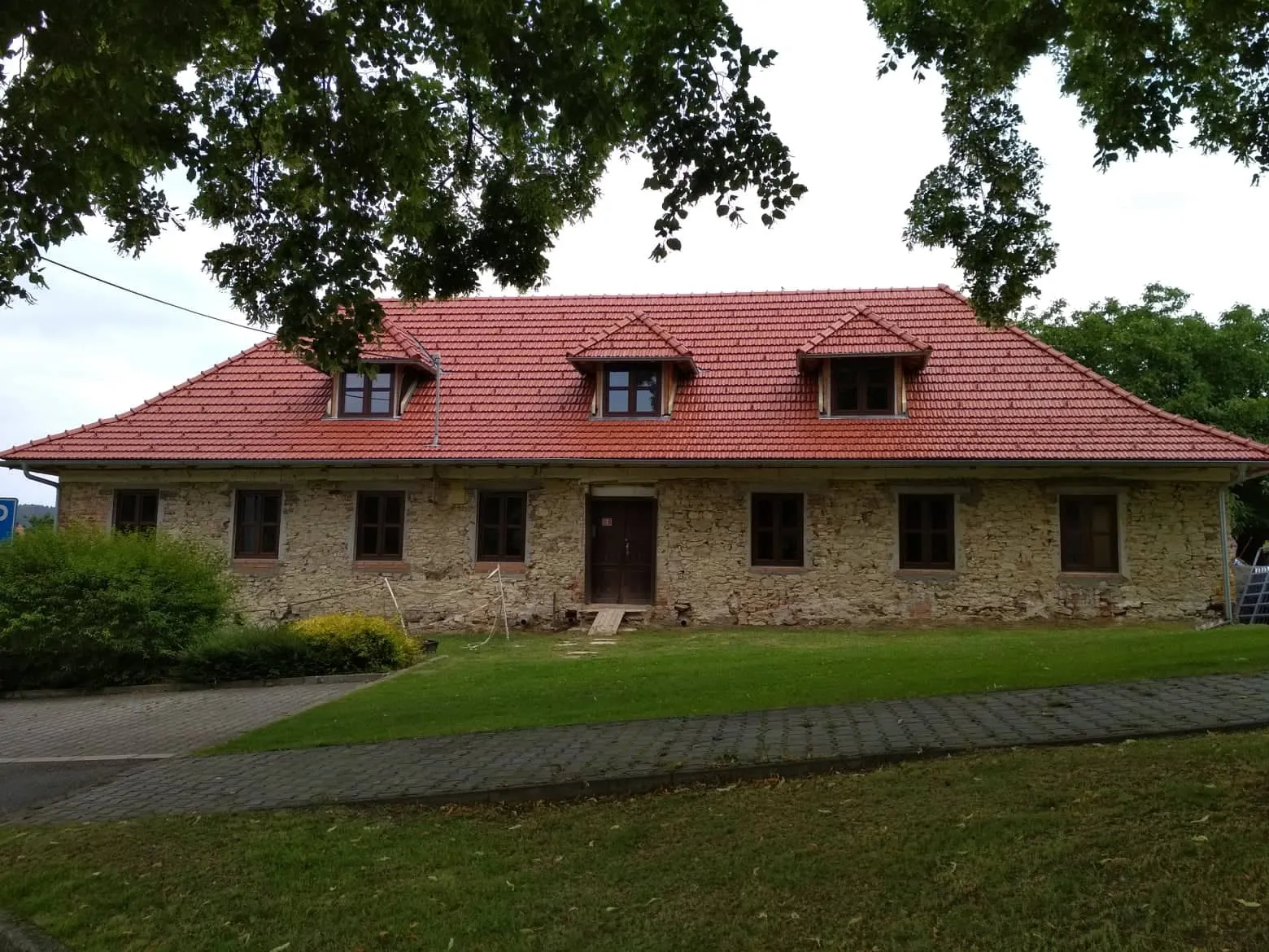 Photo showing: The vicarage in Roubanina, Czech Republic, where the parish priest and healer Josef Bečica last lived, during reconstruction in July 2021