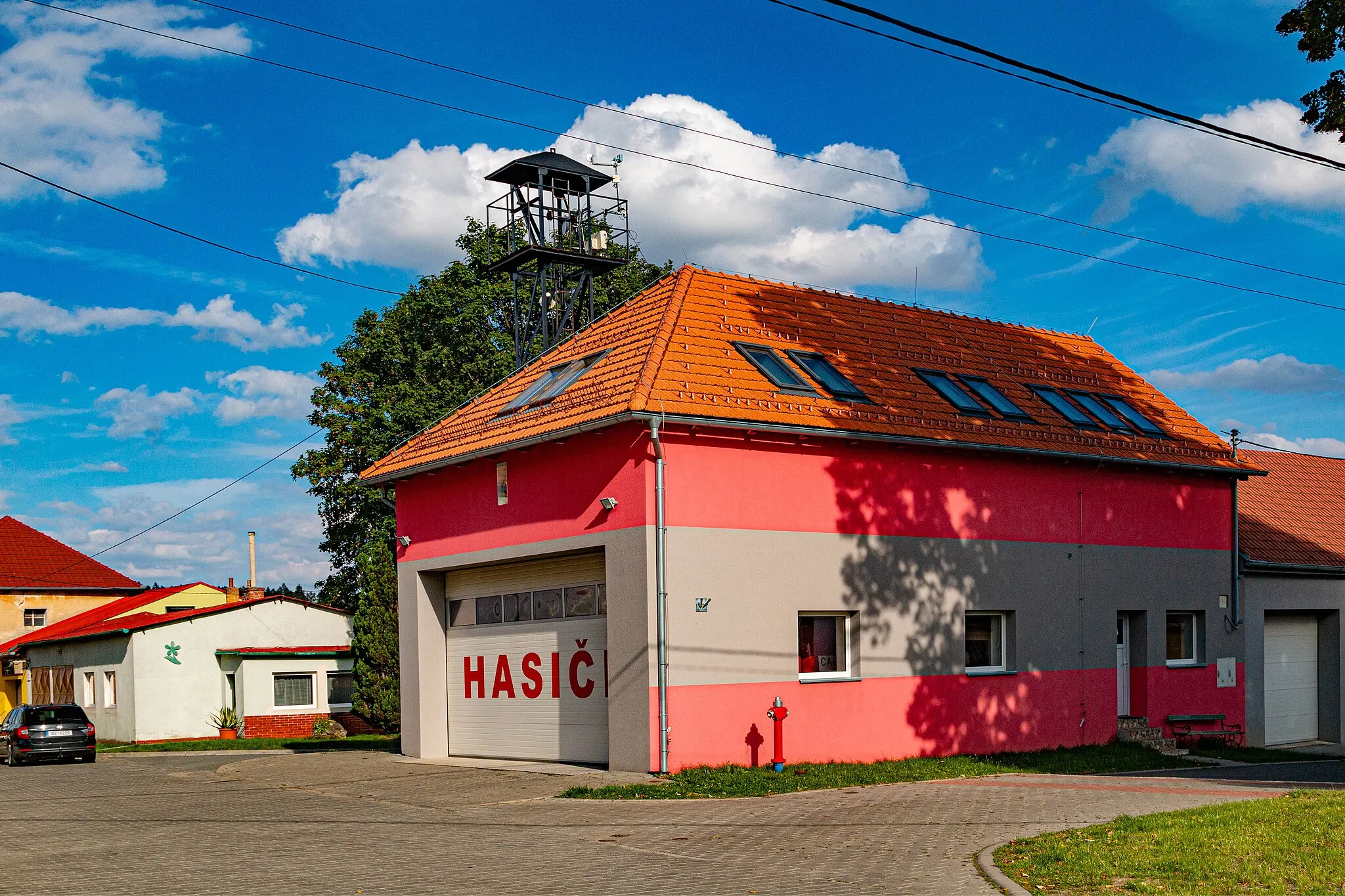Photo showing: Hasičská zbrojnice v Ostrově u Macochy
