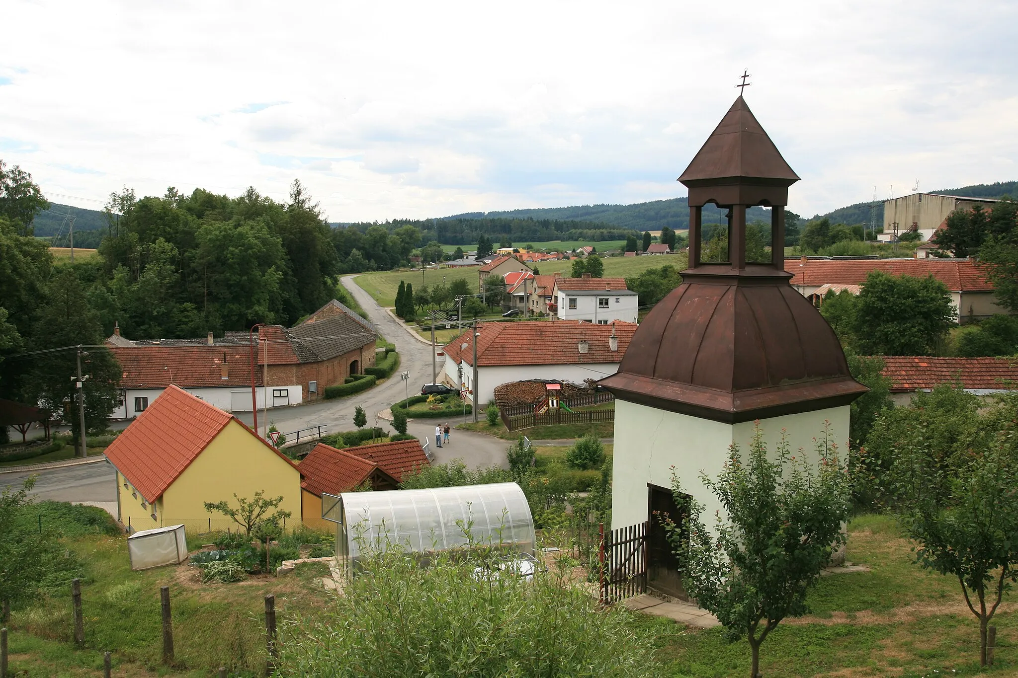 Photo showing: Vesnice Skočova Lhota, část obce Malá Roudka v okrese Blansko. Výhled z horní ulice od kaple na náves a dále k jihu na Malou Roudku.