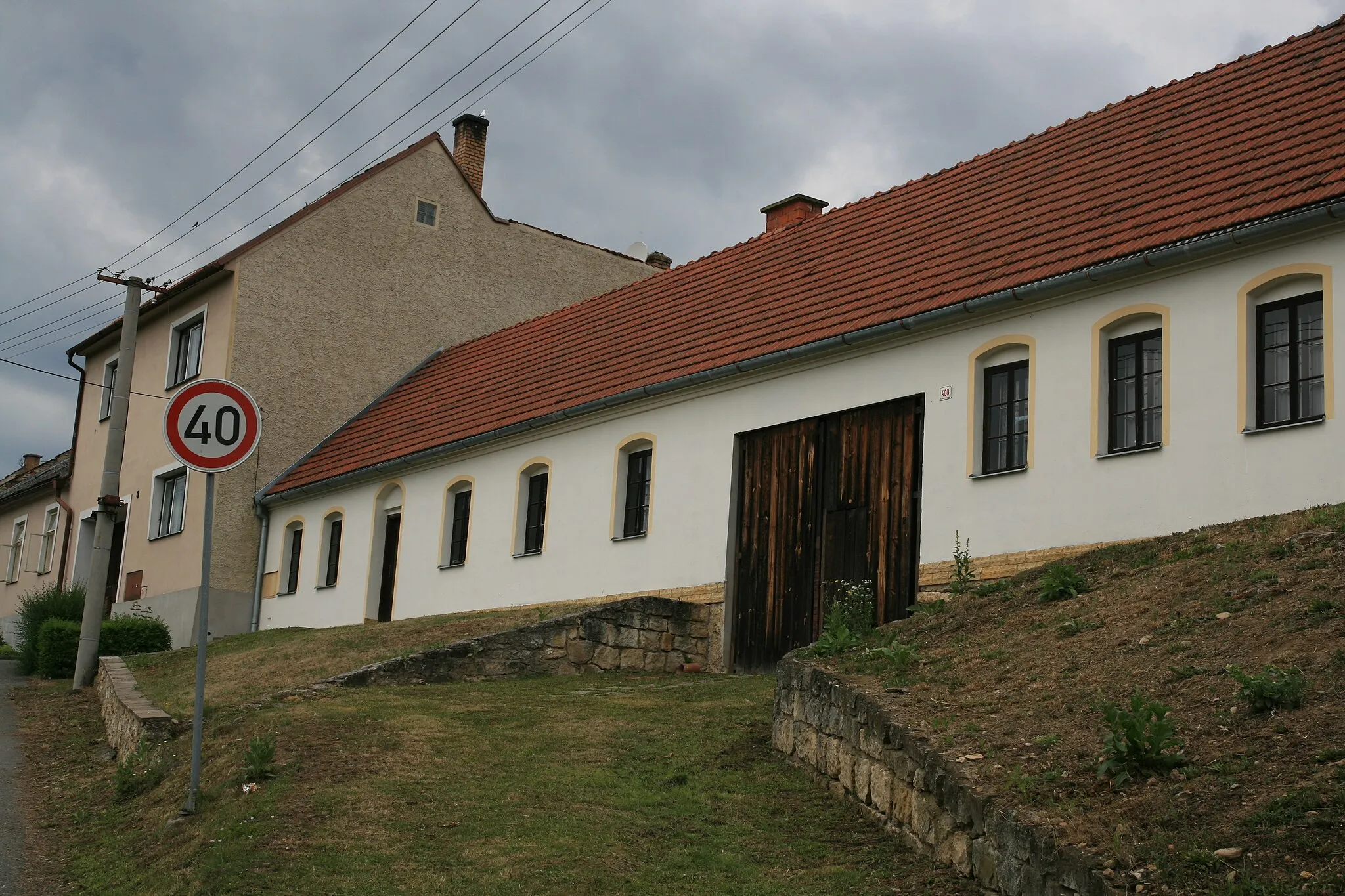 Photo showing: Vesnice Skočova Lhota, část obce Malá Roudka v okrese Blansko. Statek čp. 2 v horní ulici, vlevo dům čp. 3.