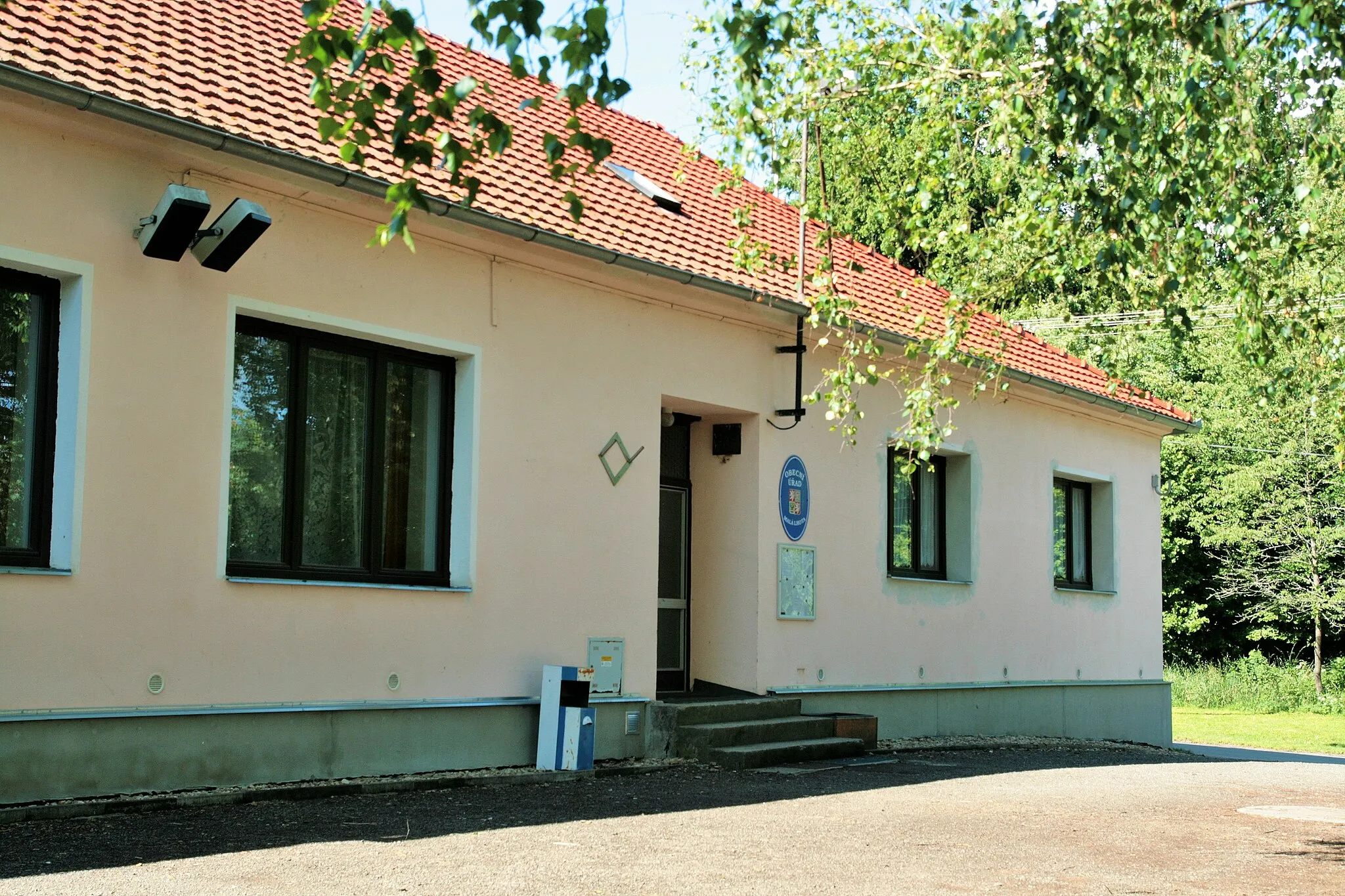 Photo showing: Malá Lhota, Blansko District, Czech Republic. Municipal authority house.