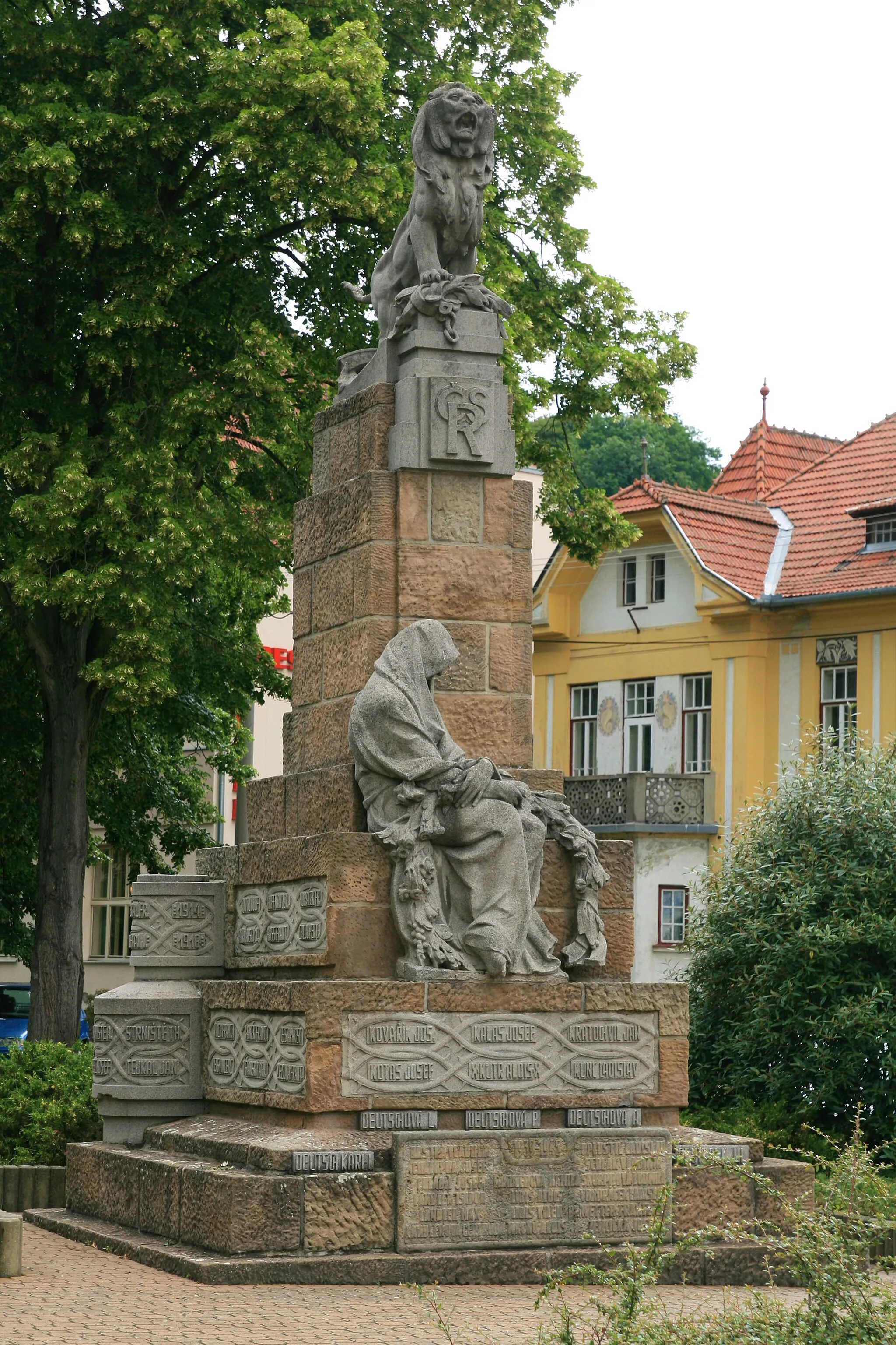 Photo showing: Lysice, Blansko District, Czech Republic. WW1 memorial at Osvobození square. Celkový pohled od jihovýchodu.