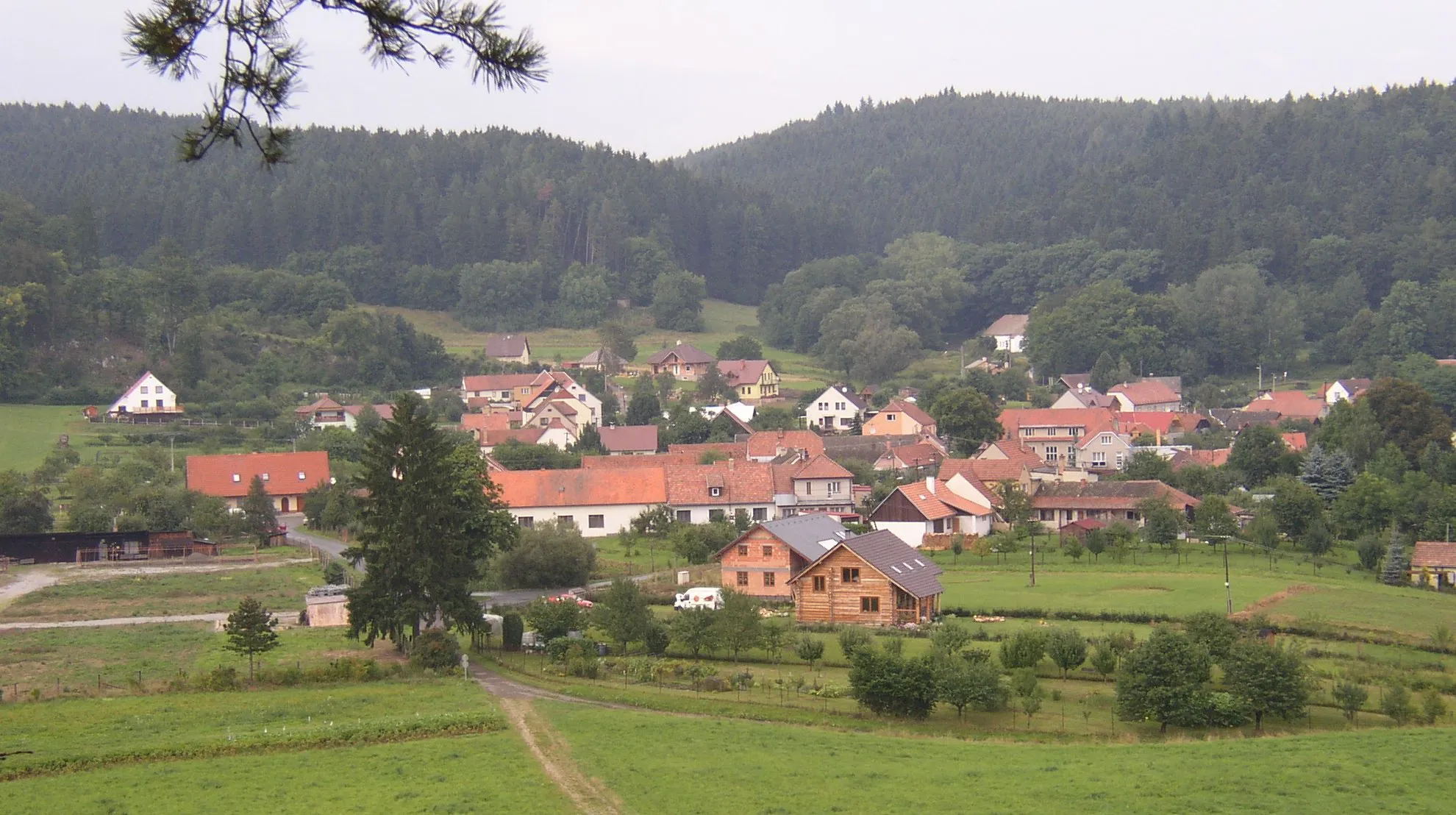 Photo showing: Village of Holštejn, Czech Republic, as seen from Holštejn Castle.