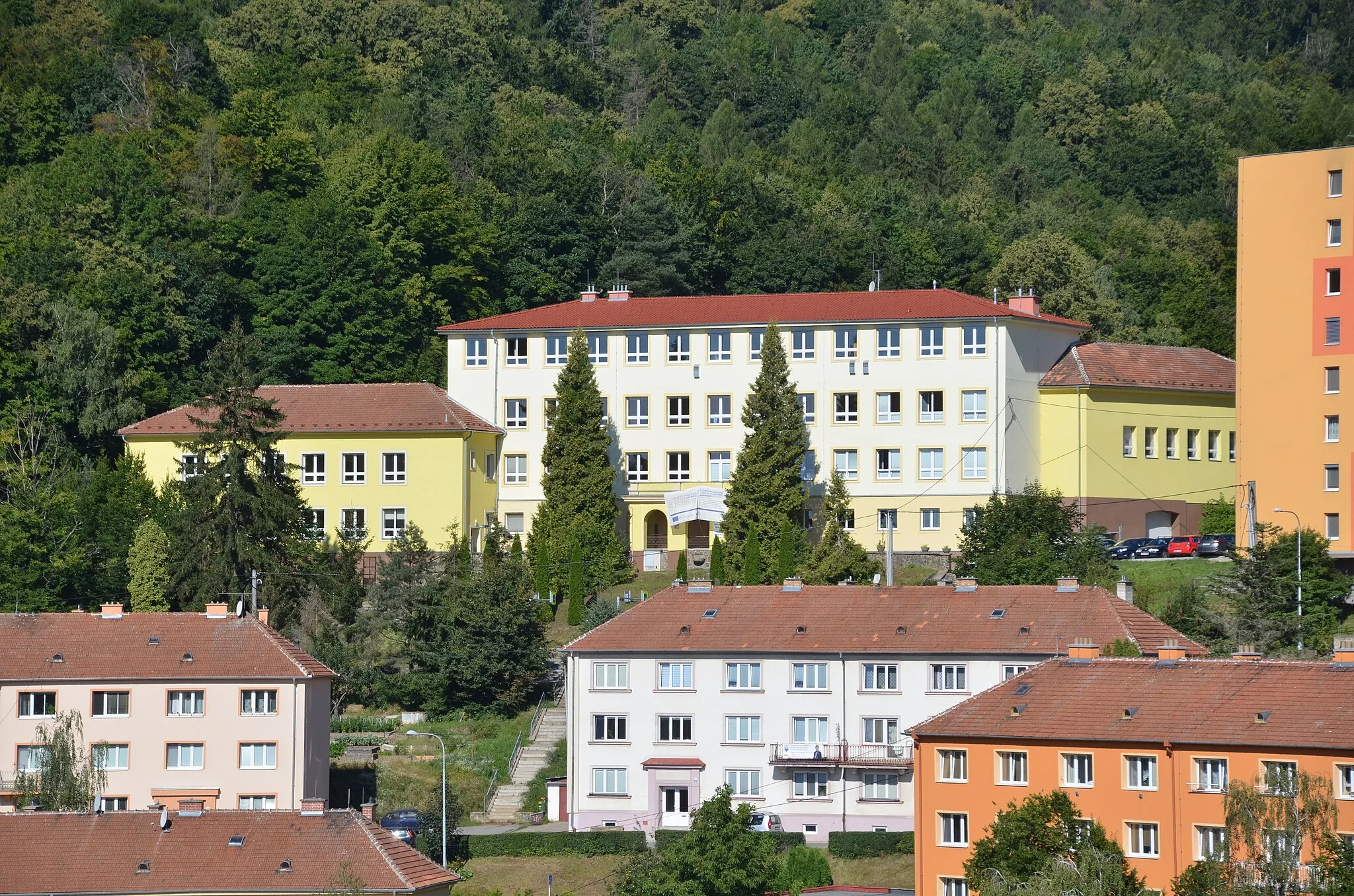Photo showing: Budova základní školy na ulici Ronovská po dokončení přístavby patra.