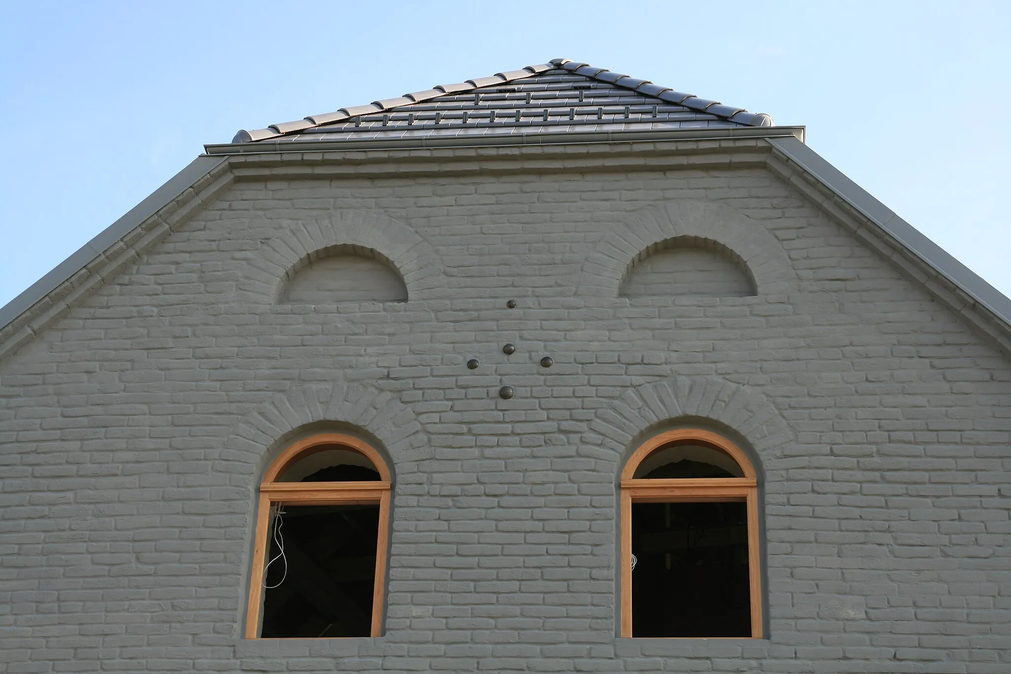 Photo showing: Obec Žatčany, čp. 28. Budova bývalého mlýna zvaného Na Hrázi. Pětice dělových koulí zazděných do štítové fasády jako připomínka bitvy u Slavkova.