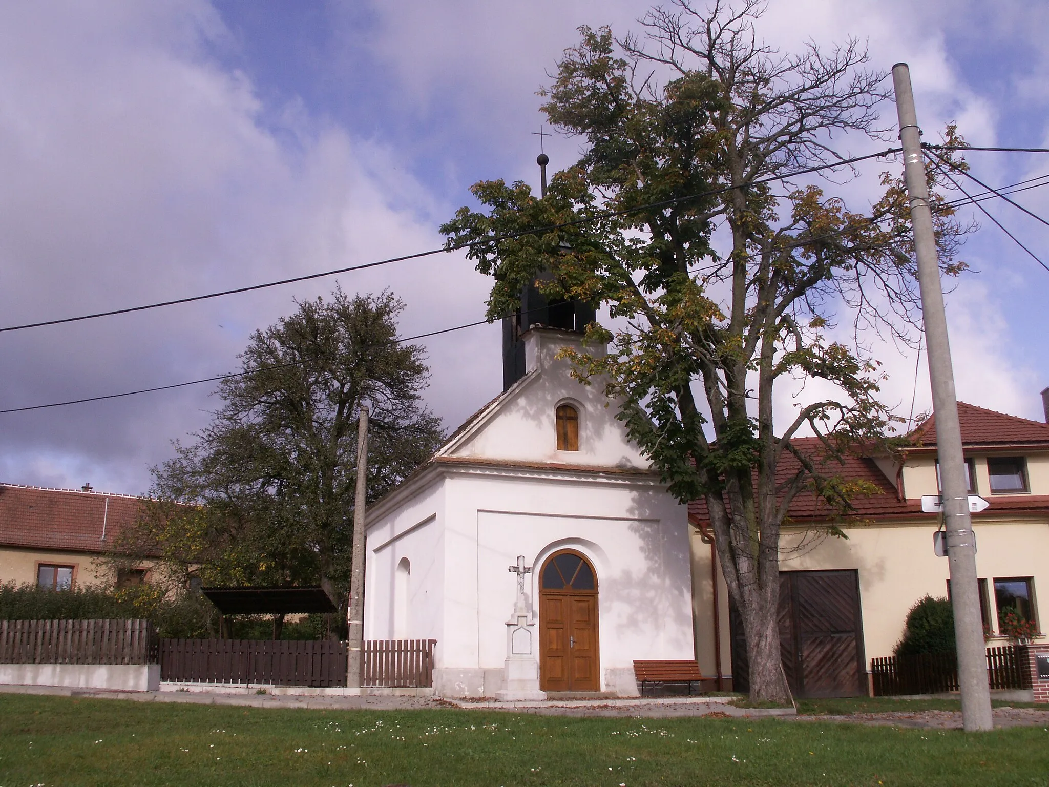 Photo showing: KONICA MINOLTA DIGITAL CAMERA, kaple Nanebevzetí Panny Marie, obec Úsuší, okres Brno-venkov