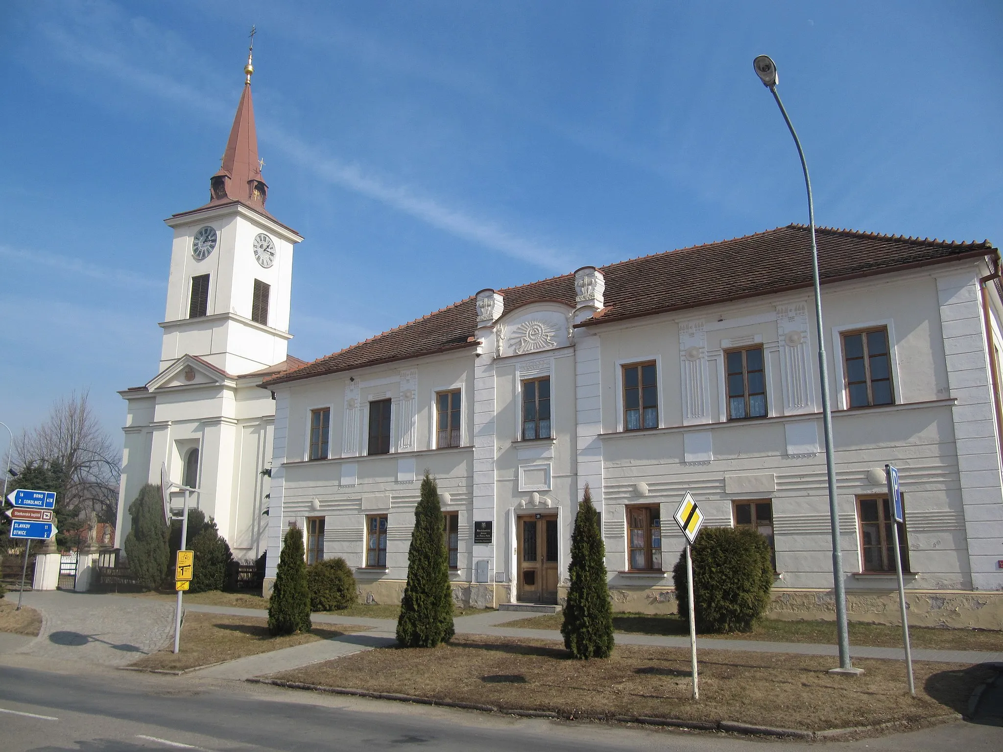 Photo showing: Újezd u Brna in Brno-Country District, Czech Republic. St. Peter and Paul-church and rectory.
