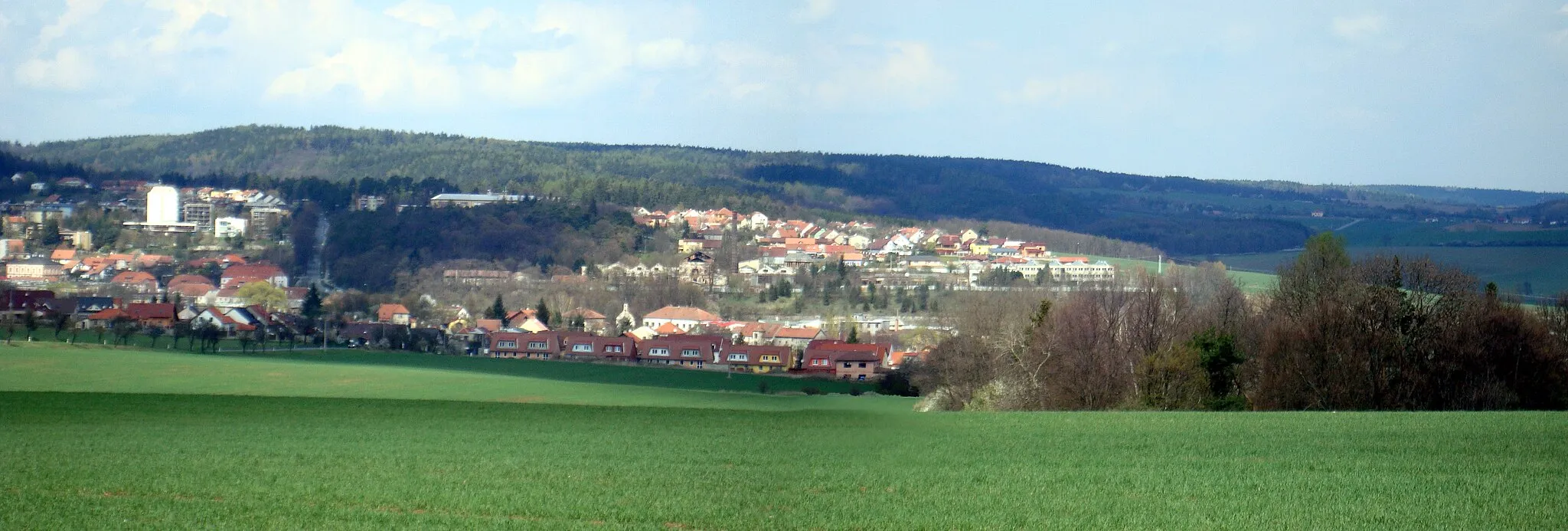 Photo showing: Zastávka panorama na dolní okraj zástavby v popředí - ulice Růžová je součástí Babic u Rosic