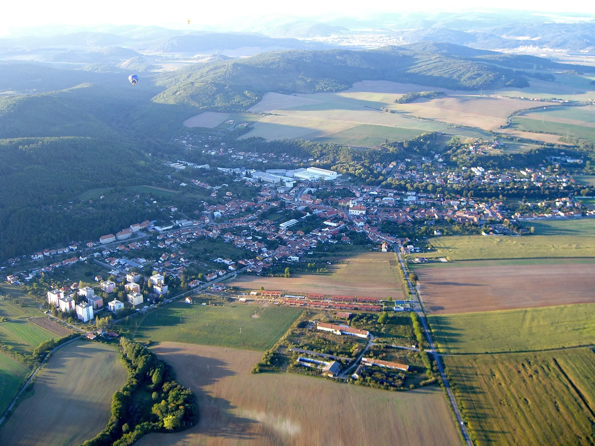 Photo showing: Veverská Bítýška, pohled z horkovzdušného balónu.