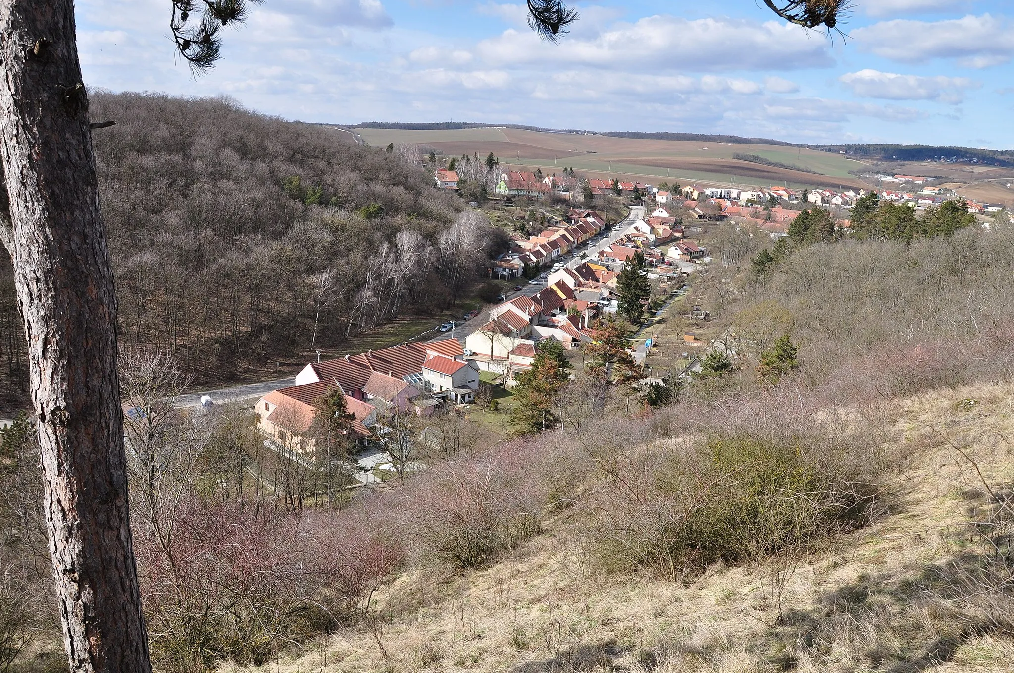 Photo showing: Území se tyčí nad obcí Velatice
