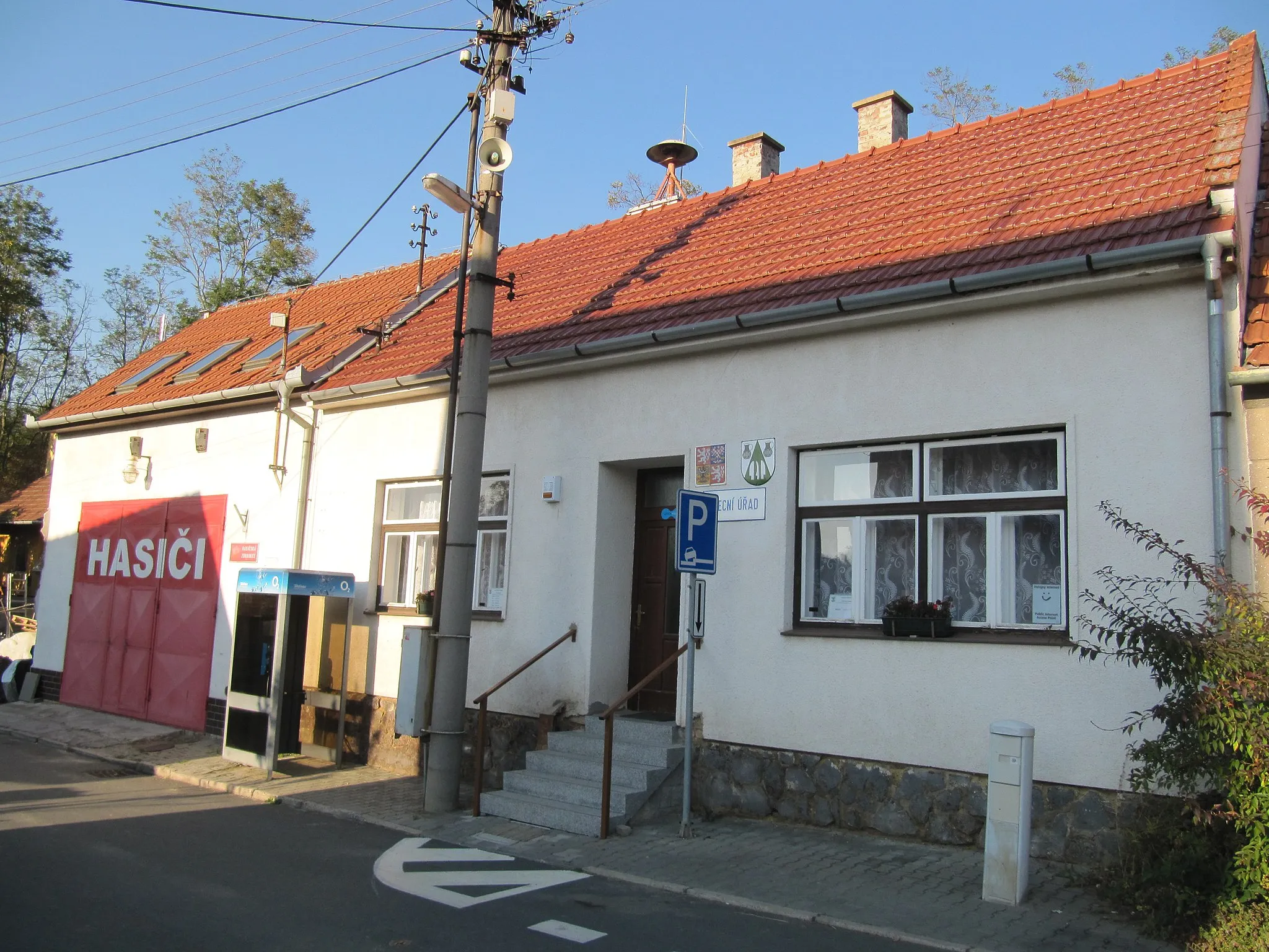 Photo showing: Velatice in Brno-Country District, Czech Republic. Municipal office and fire station.
