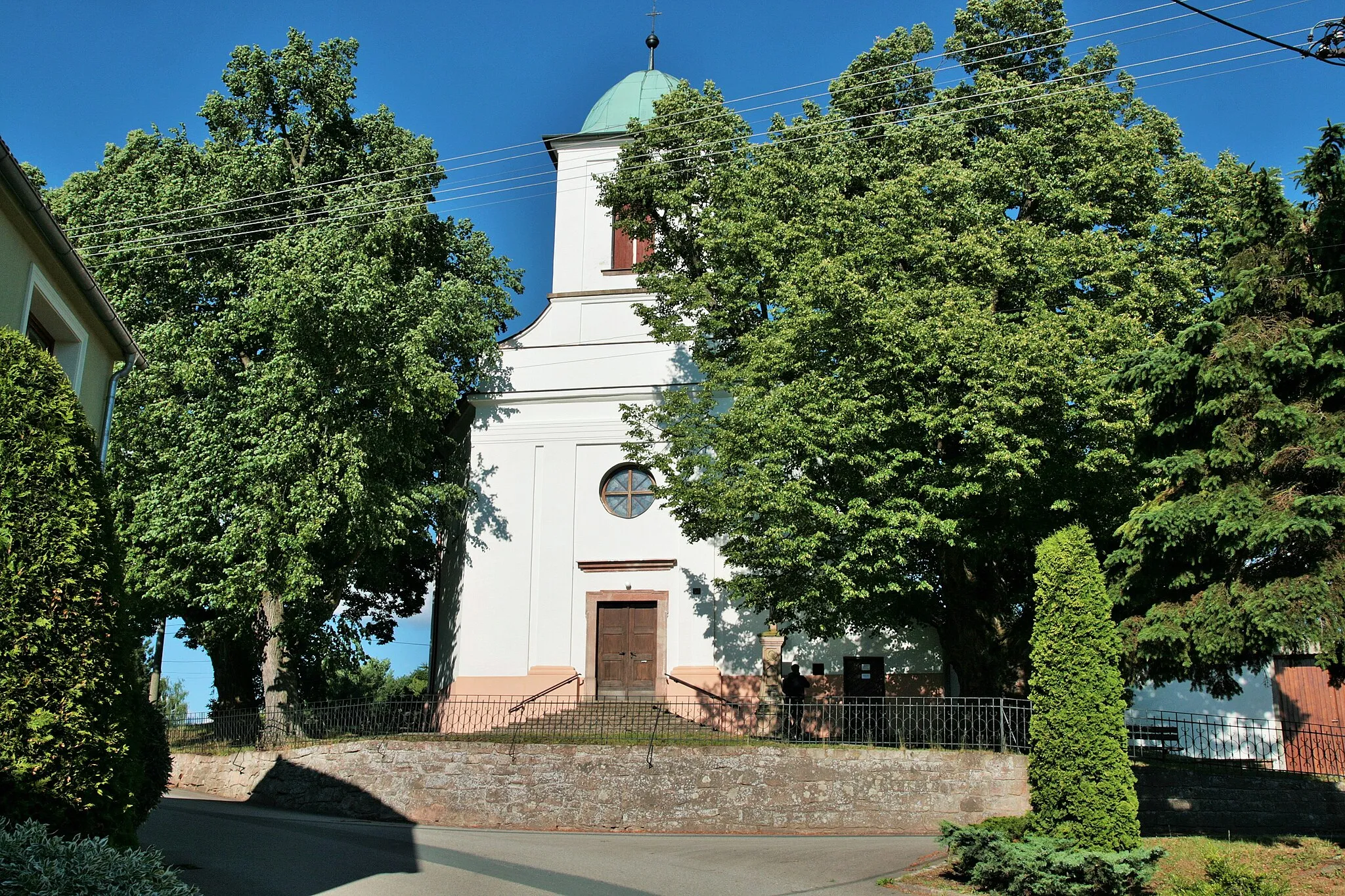 Photo showing: Unín, Brno-Country District, Czech Republic. Church of Saints Peter and Paul at the village green.