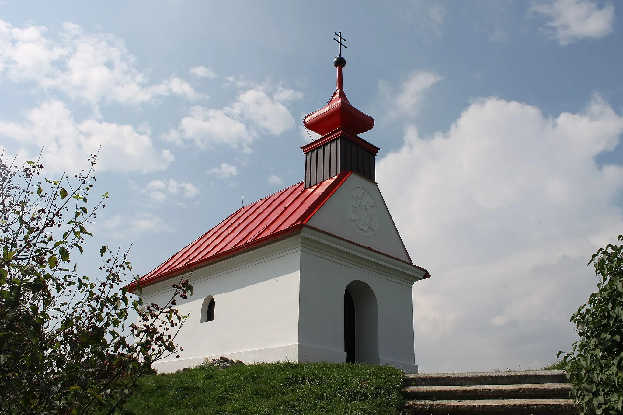 Photo showing: Chapel on hill Santon (after reconstruction; September 2014)