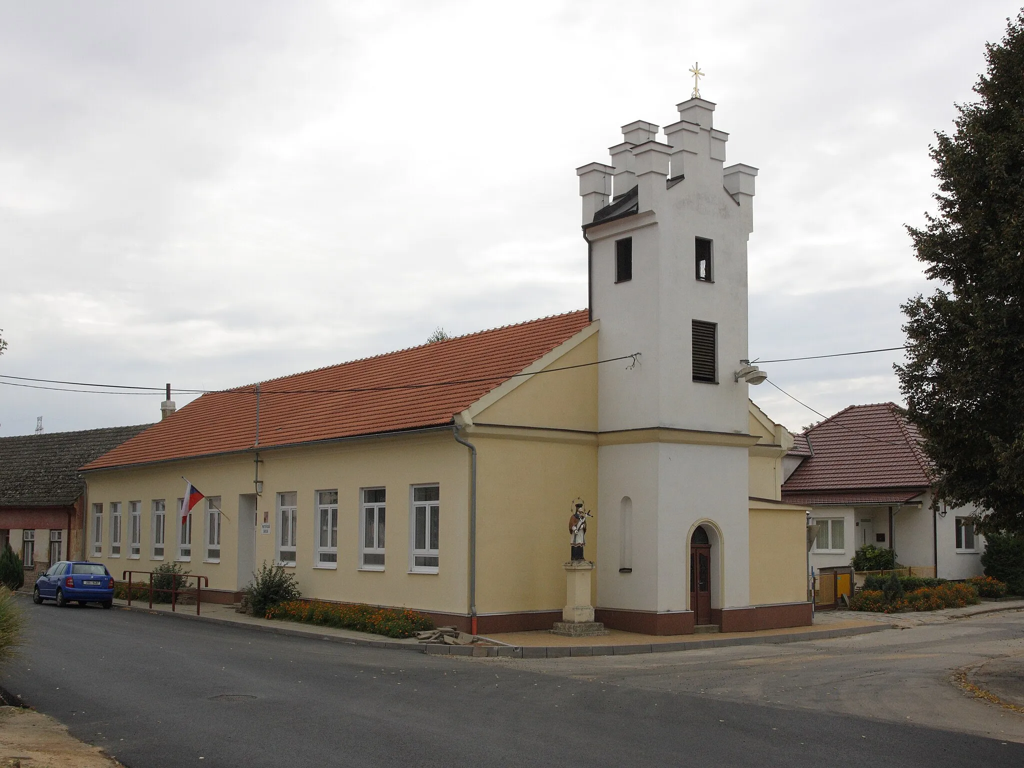 Photo showing: Trboušany - zvonice a mateřská škola.