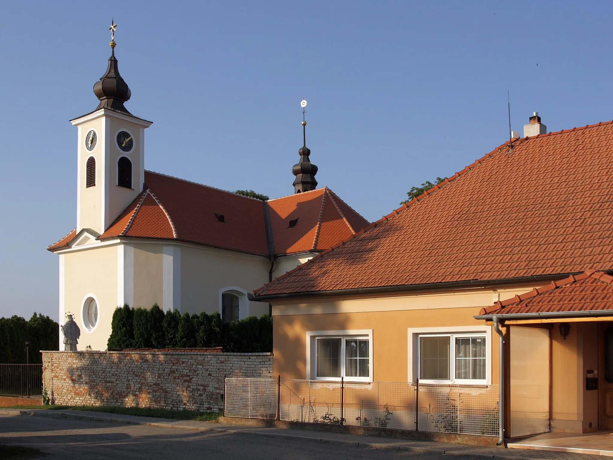 Photo showing: Syrovice - Kostel svatého Augustina a fara.