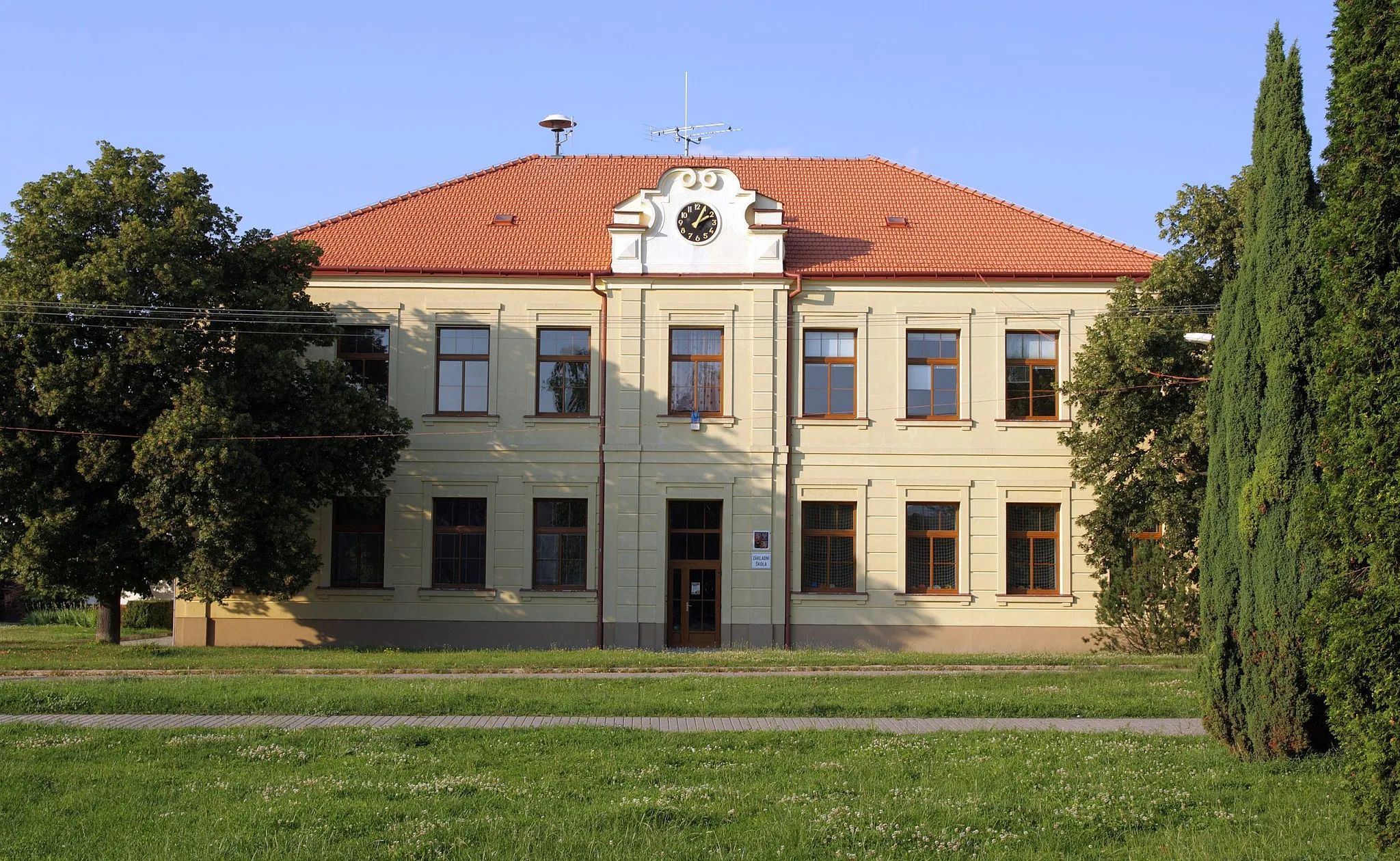 Photo showing: Syrovice - základní škola.