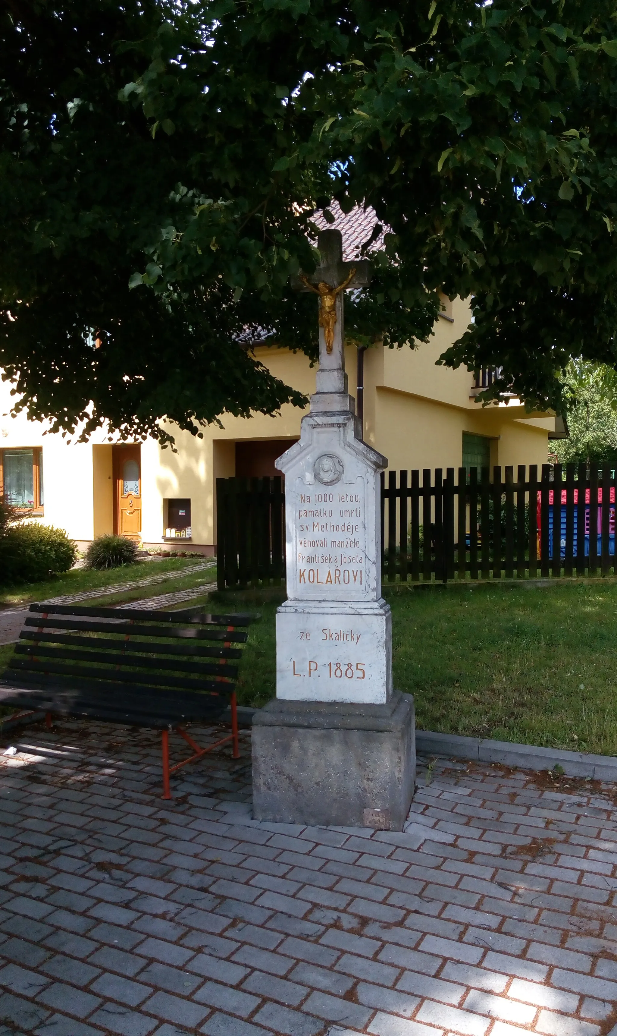 Photo showing: A wayside cross in Skalička, west end of village