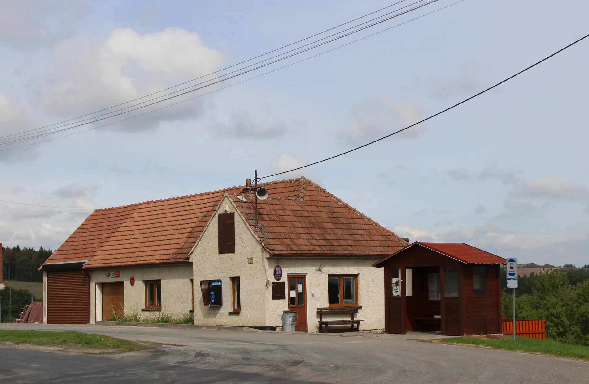 Photo showing: obec Rojetín, okres Brno-venkov, budova obecního úřadu, hasičská zbrojnice a zastávka autobusu