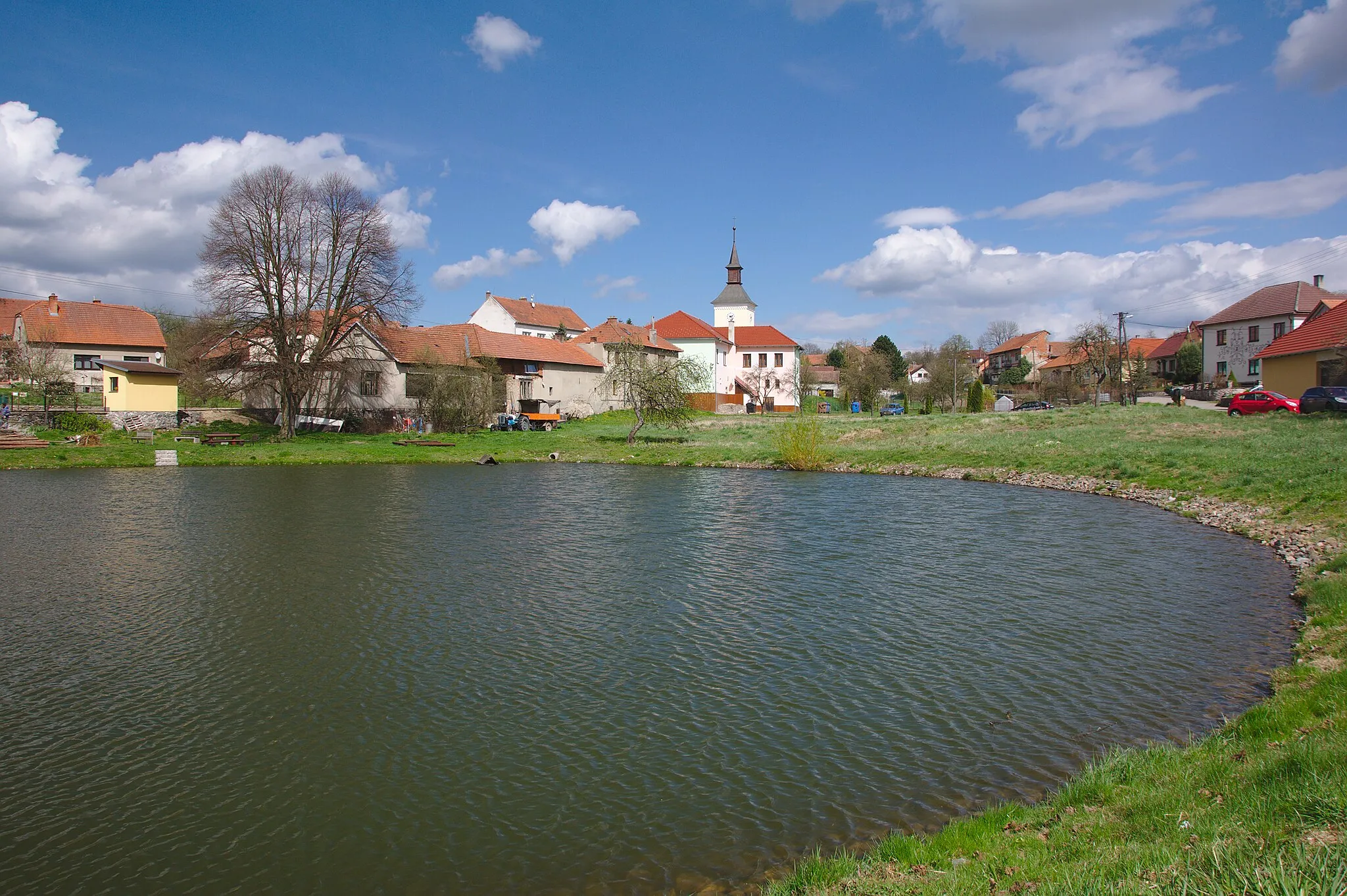 Photo showing: Pohled na vesnici přes rybník, Rašov, okres Brno-venkov