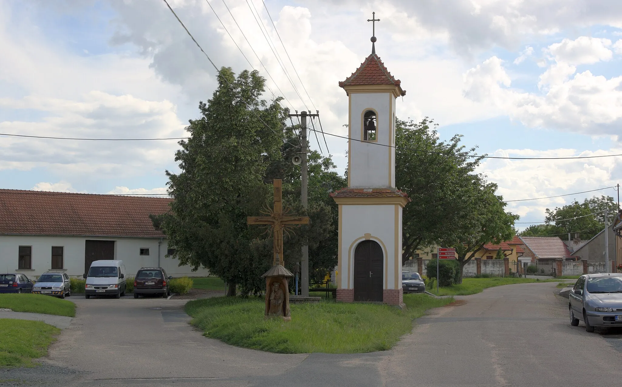 Photo showing: Rajhradice - náves bývalé obce Loučka se zvonicí z roku 1848.