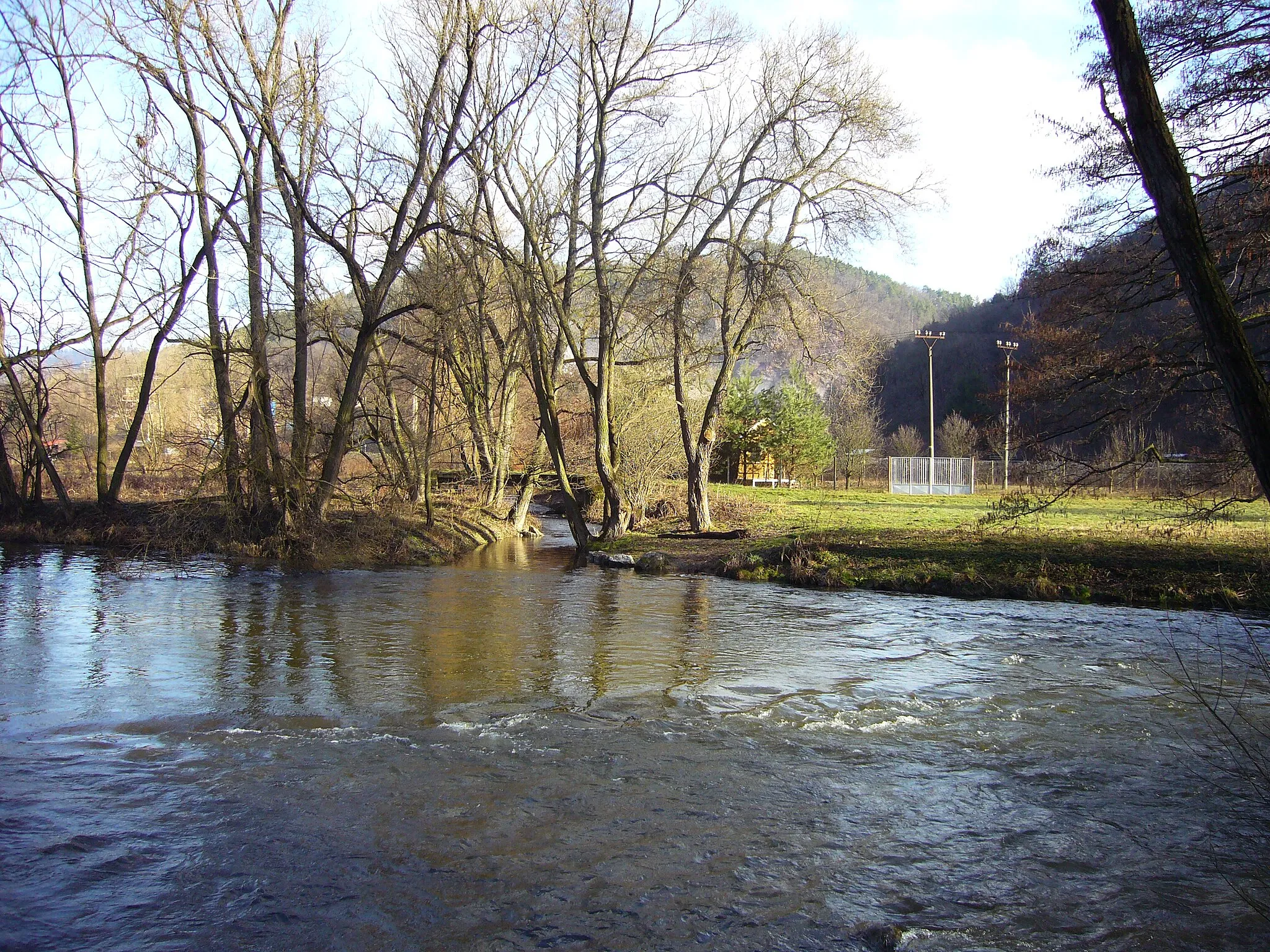 Photo showing: Debouchment of Besének brook into Svratka river in Předklášteří.