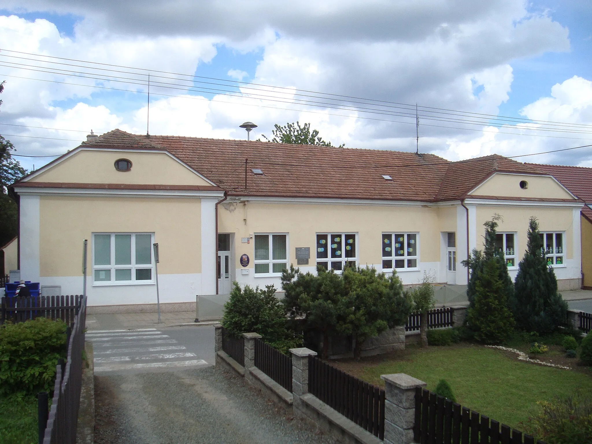 Photo showing: Popůvky škola