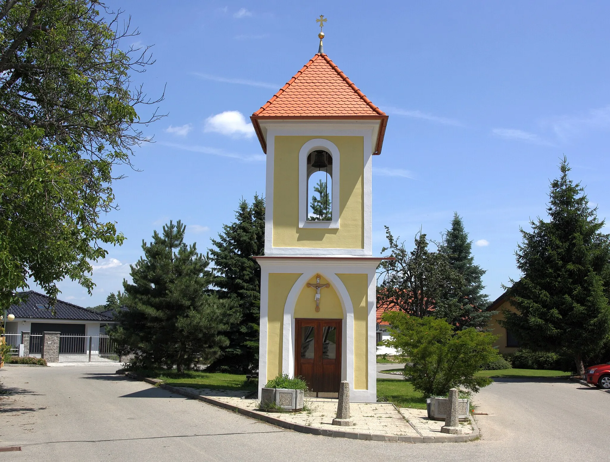 Photo showing: Popovice - zvonice z roku 1857.
