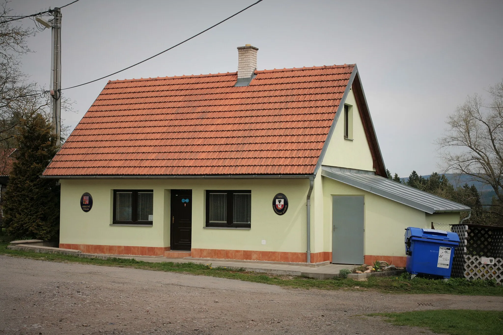 Photo showing: Obec Pernštejnské Jestřabí, okres Brno-venkov. Obecní úřad u rybníka.