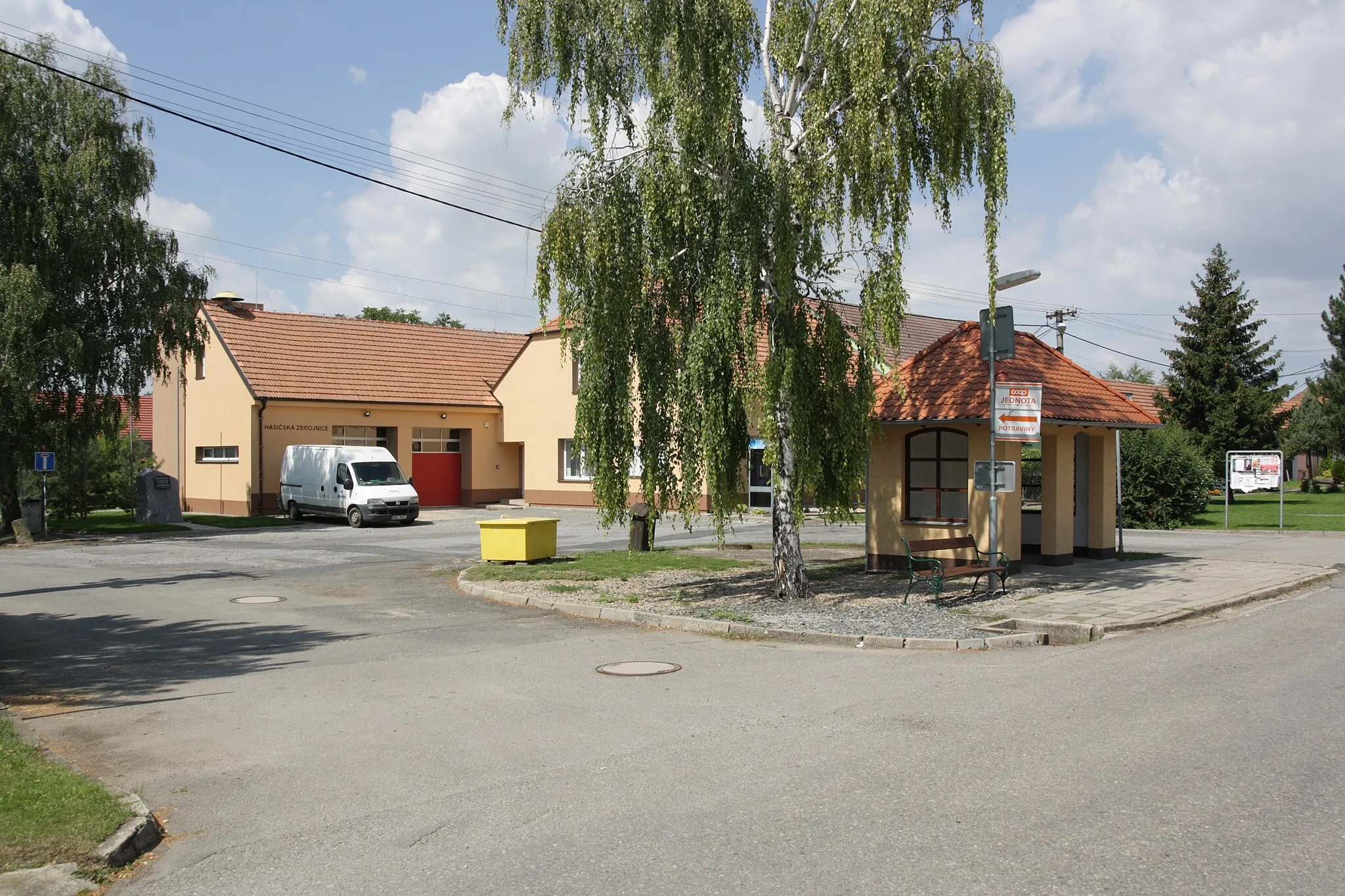 Photo showing: Nesvačilka - náves, srpen 2016.