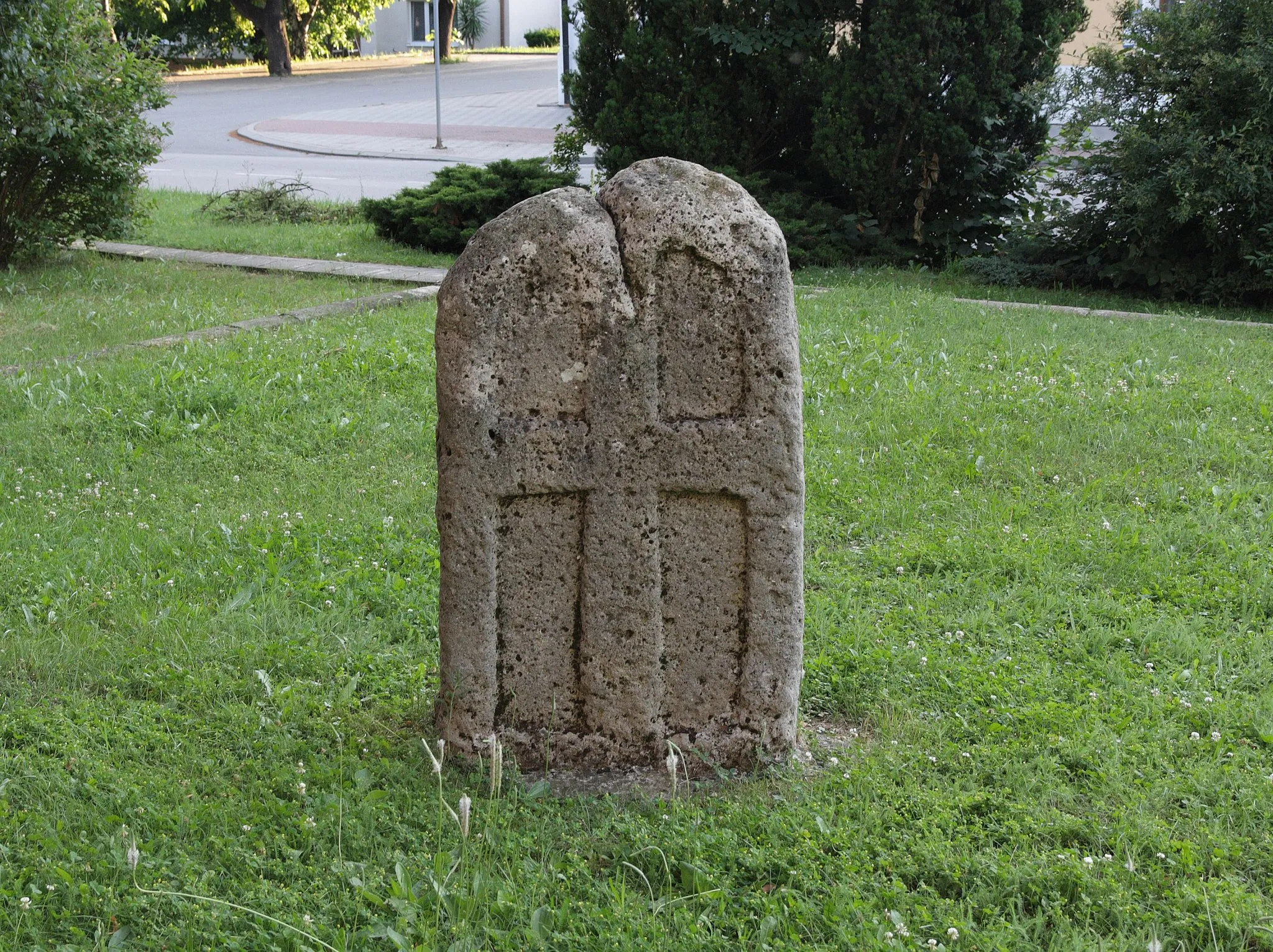 Photo showing: Měnín - smírčí kříž před kostelem.