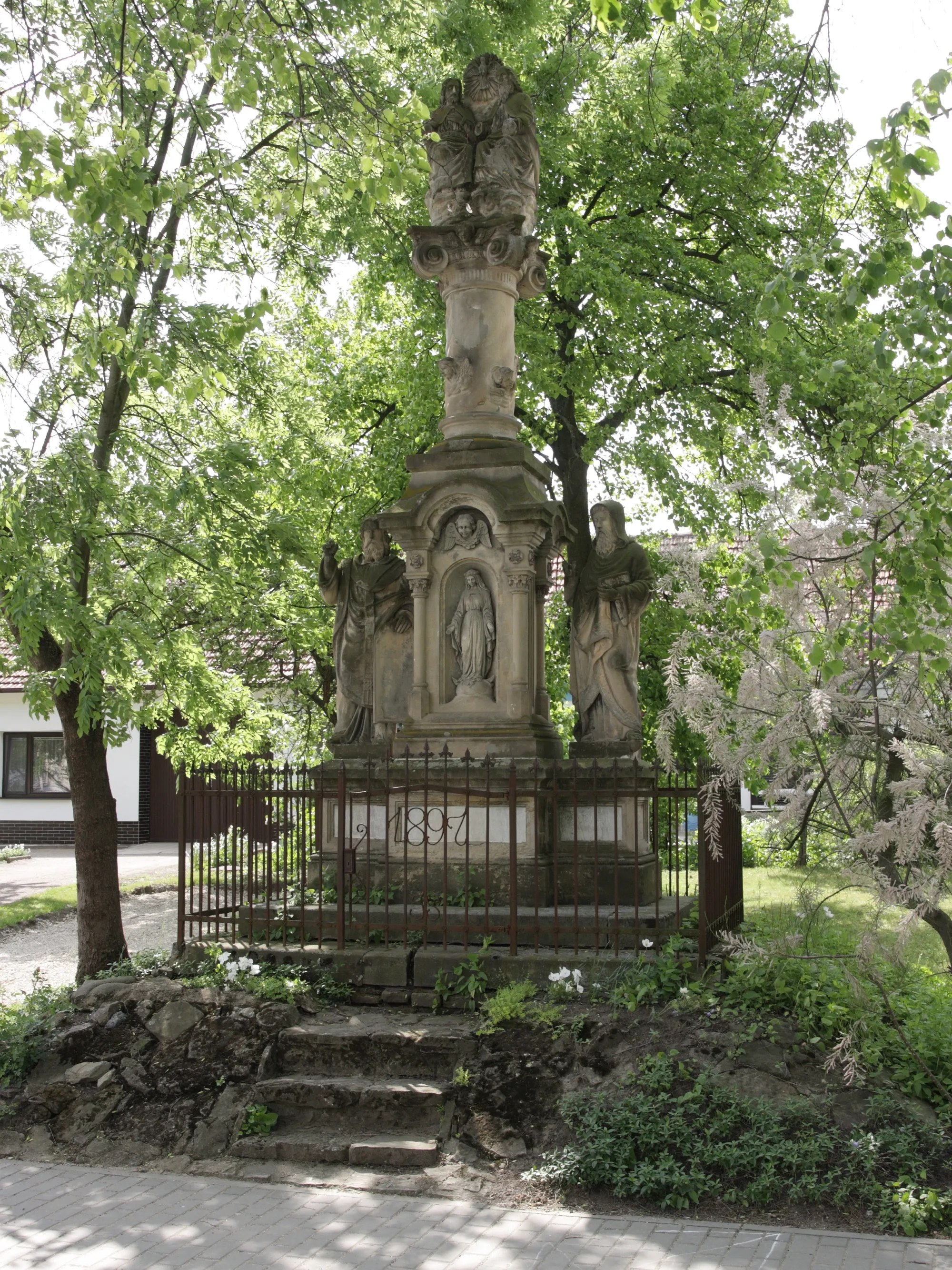 Photo showing: Měnín - sousoší Nejsvětější Trojice na ulici Městečko.