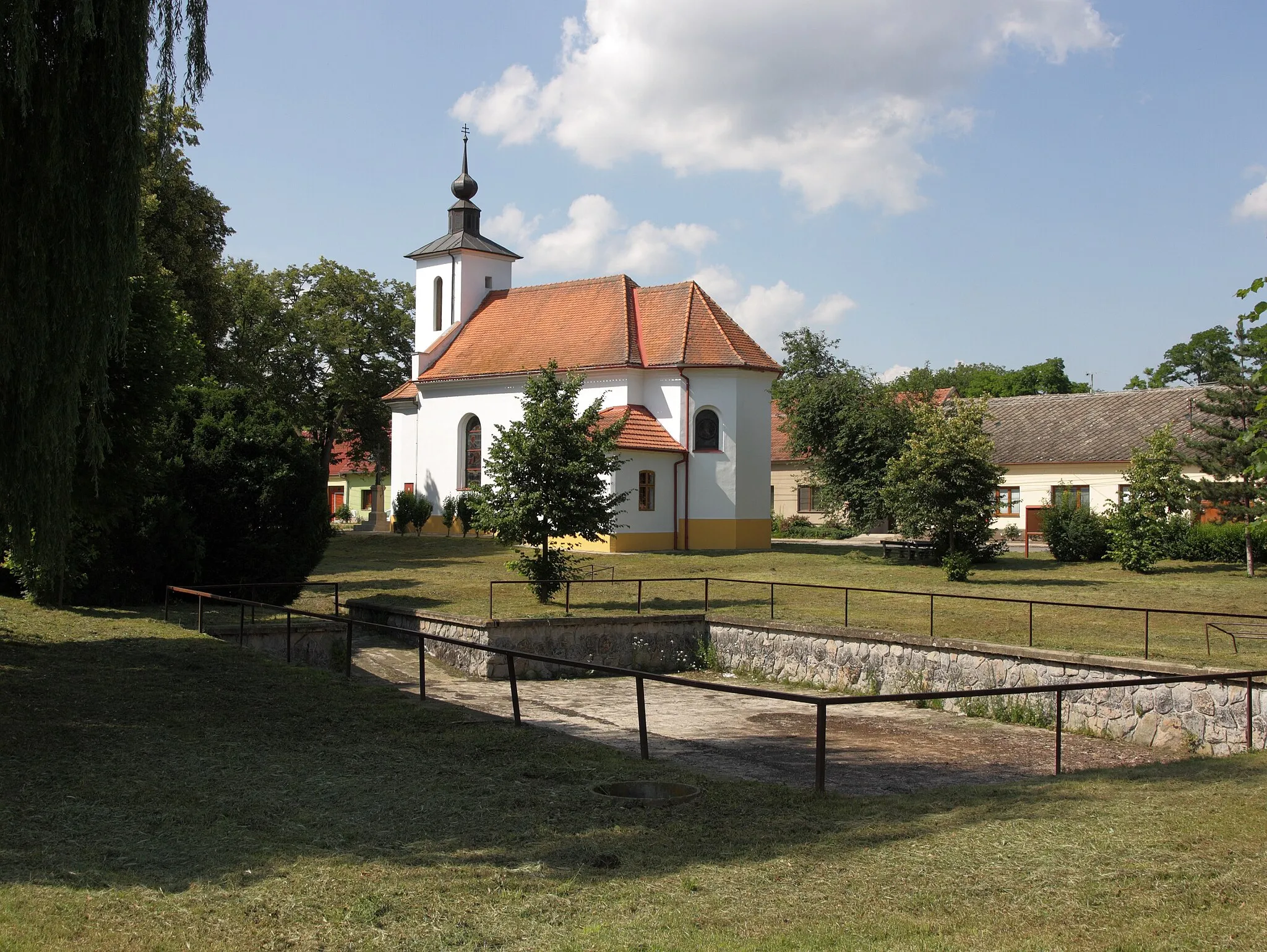 Photo showing: Mělčany - náves s kaplí.