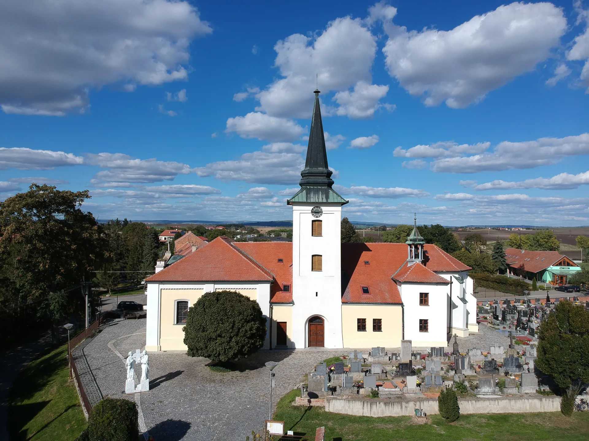 Photo showing: Sousoší sv. Cyrila a Metoděje před kostelem sv. Jiljí, Moutnice. Zhotovil sochař Petr Váňa roku 2013.
