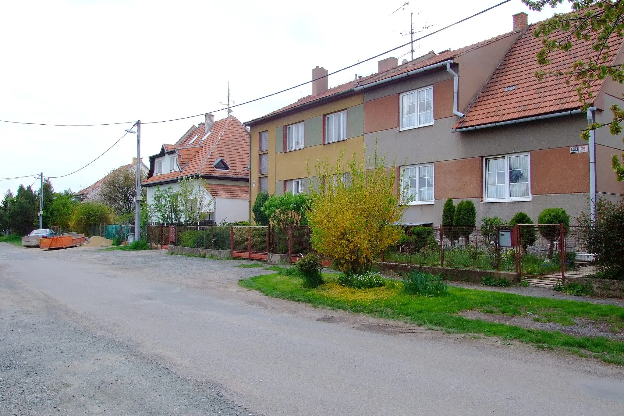 Photo showing: Brno-Nové Moravany - domy na západní straně Osamělé ulice