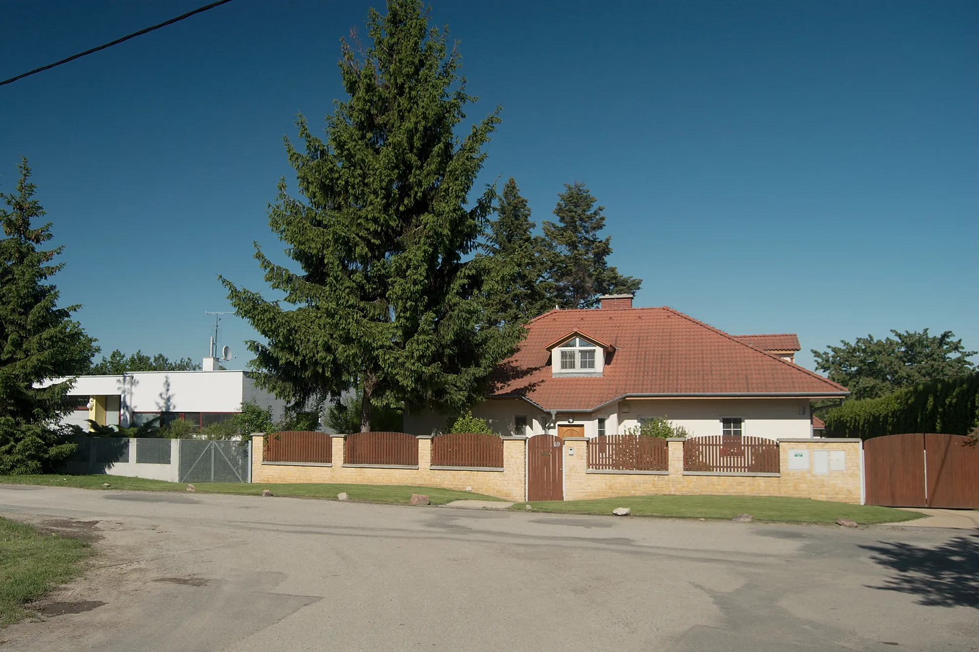 Photo showing: Brno-Nové Moravany - nové rodinné domy na východní straně Osamělé ulice