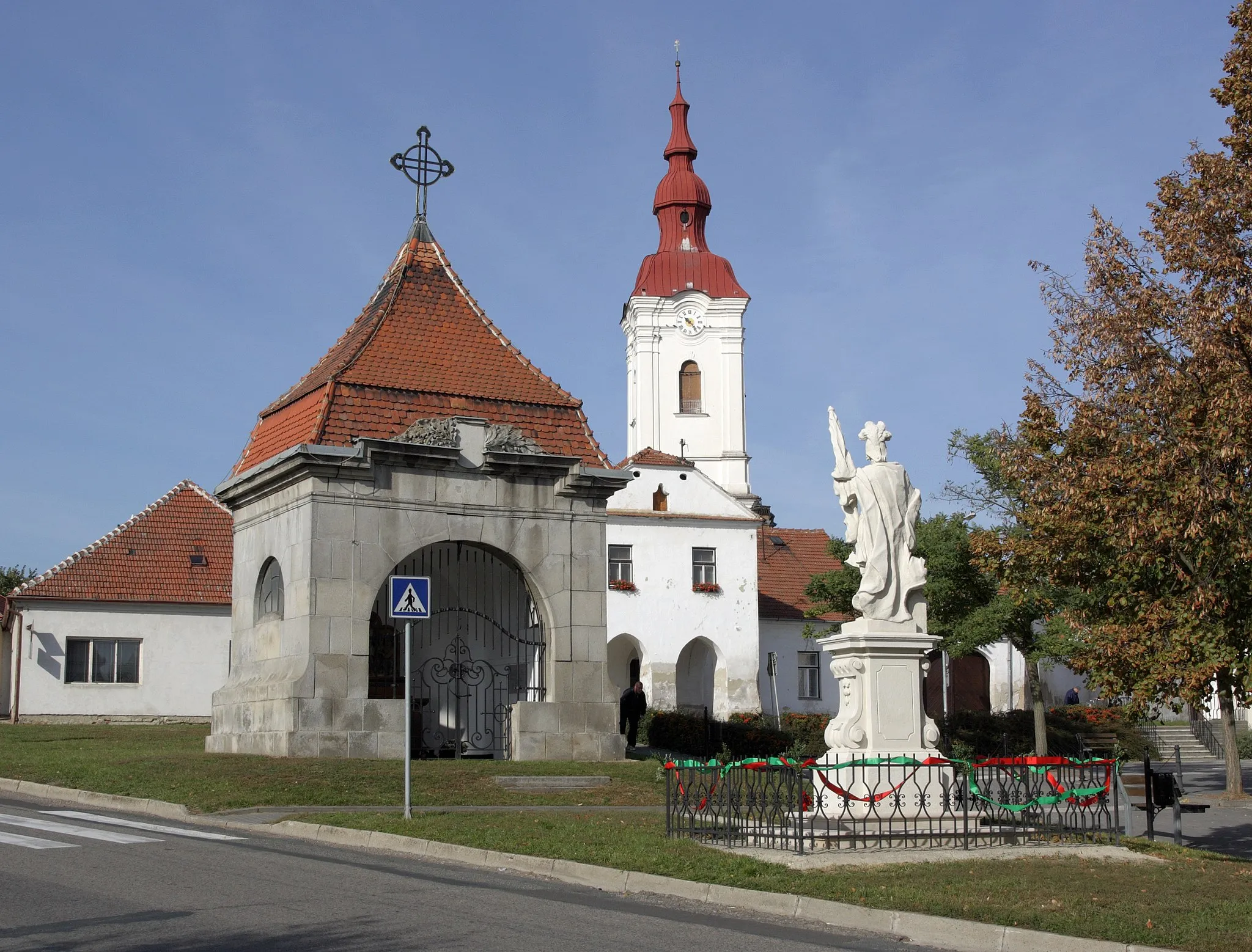 Photo showing: Modřice - náměstí Svobody, kaple sv. Václava a socha sv. Floriána.